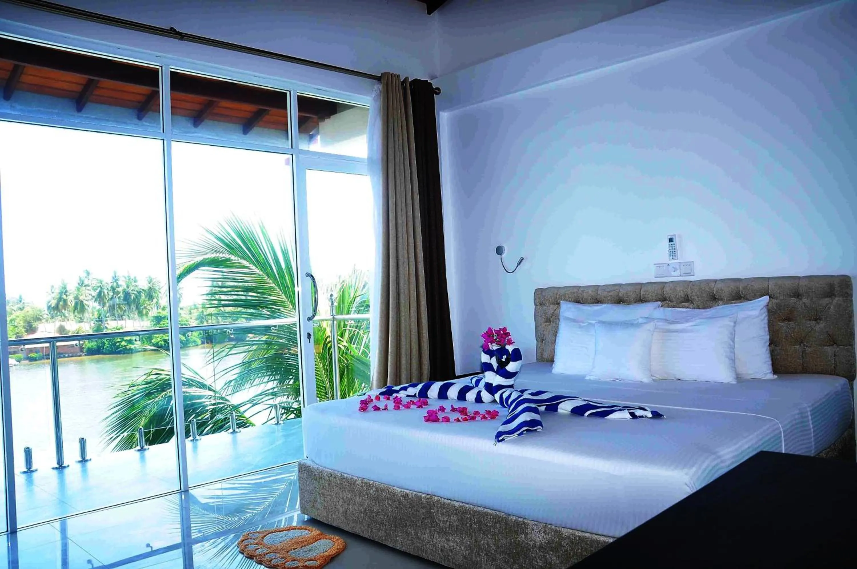 Bed in Amber House Lanka