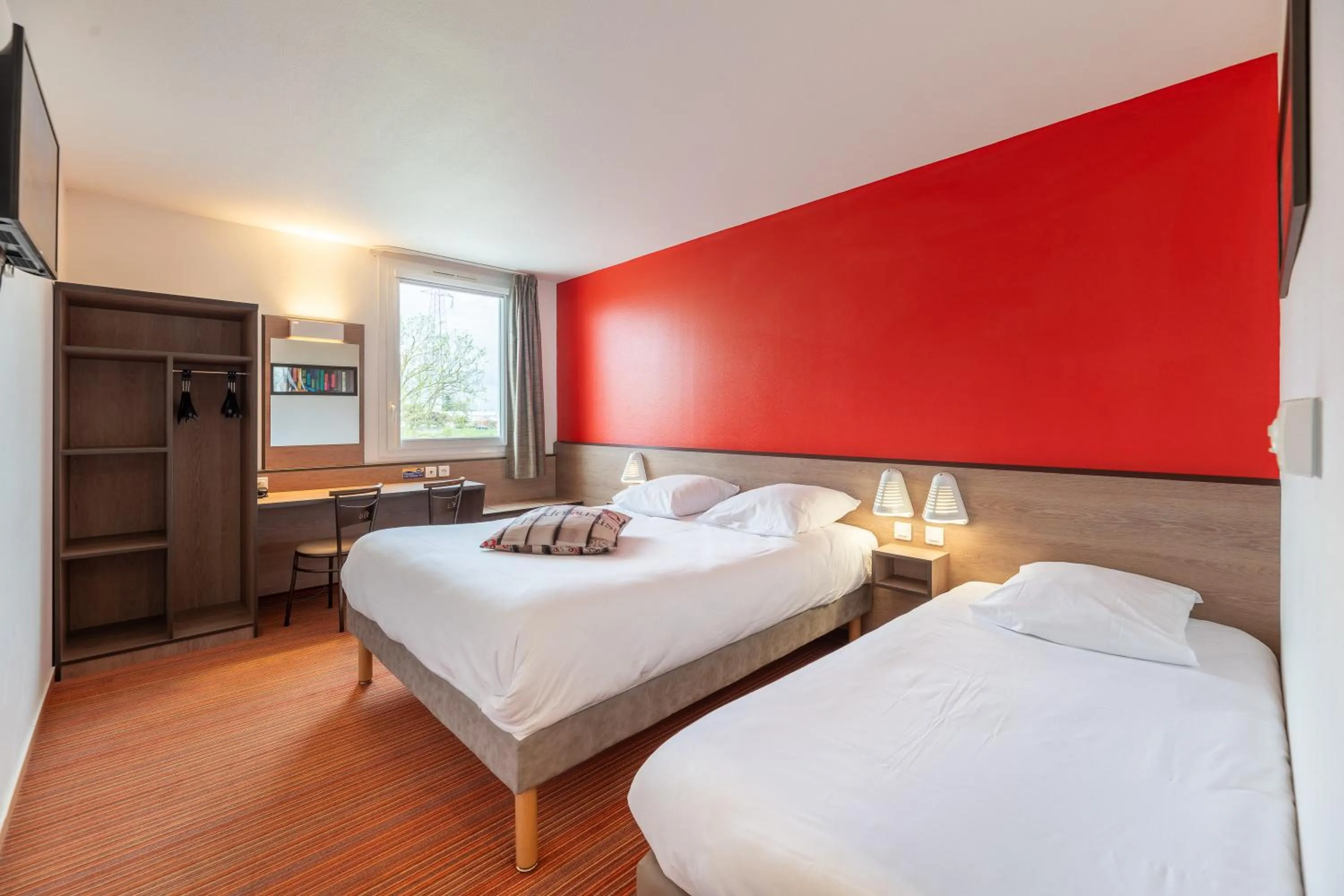 Photo of the whole room, Bed in Ace Hotel Roanne