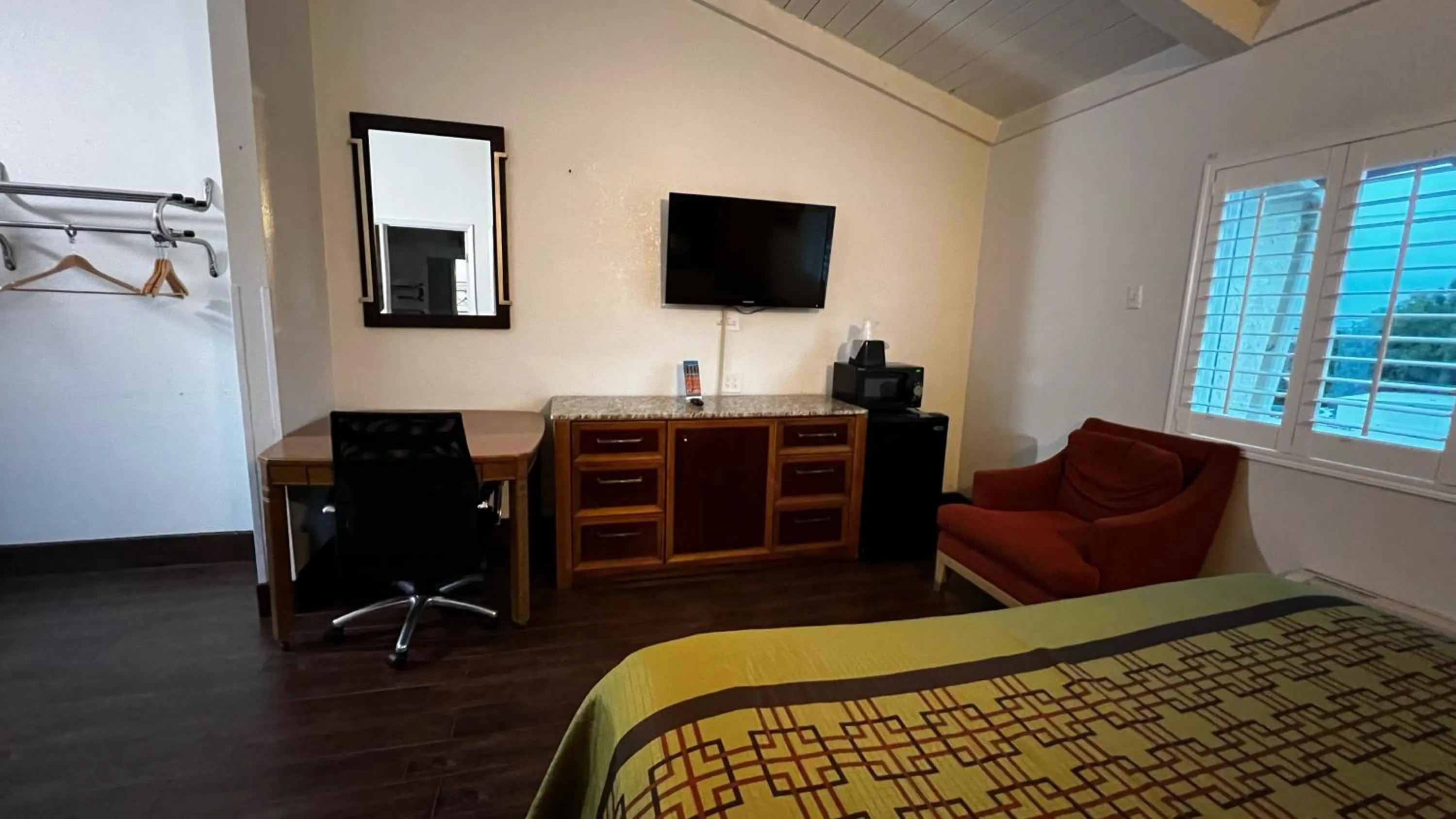 Bed in New American Inn & Suites