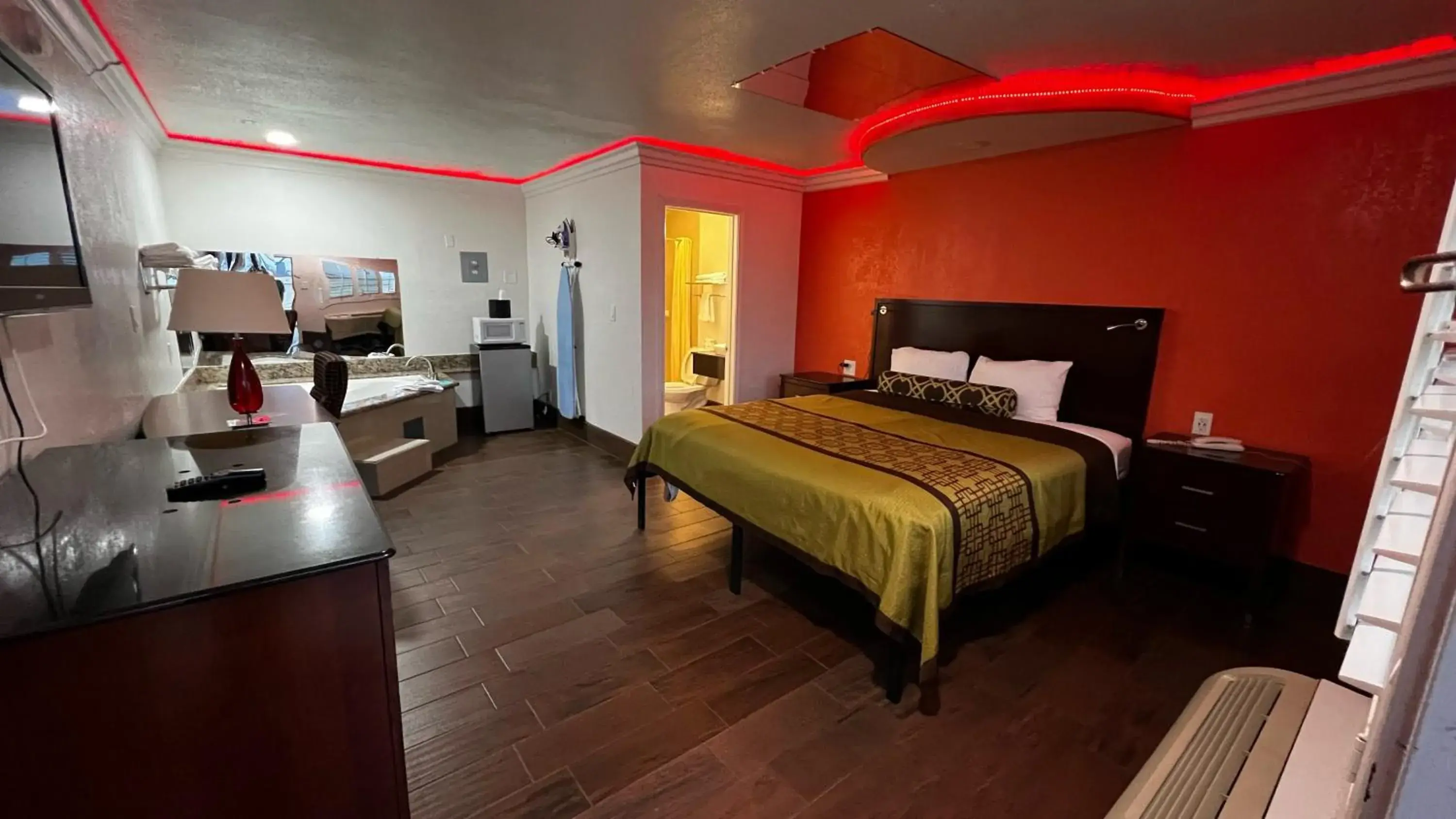 Suite with Hot Tub in New American Inn & Suites Suite with Hot Tub in New American Inn & Suites