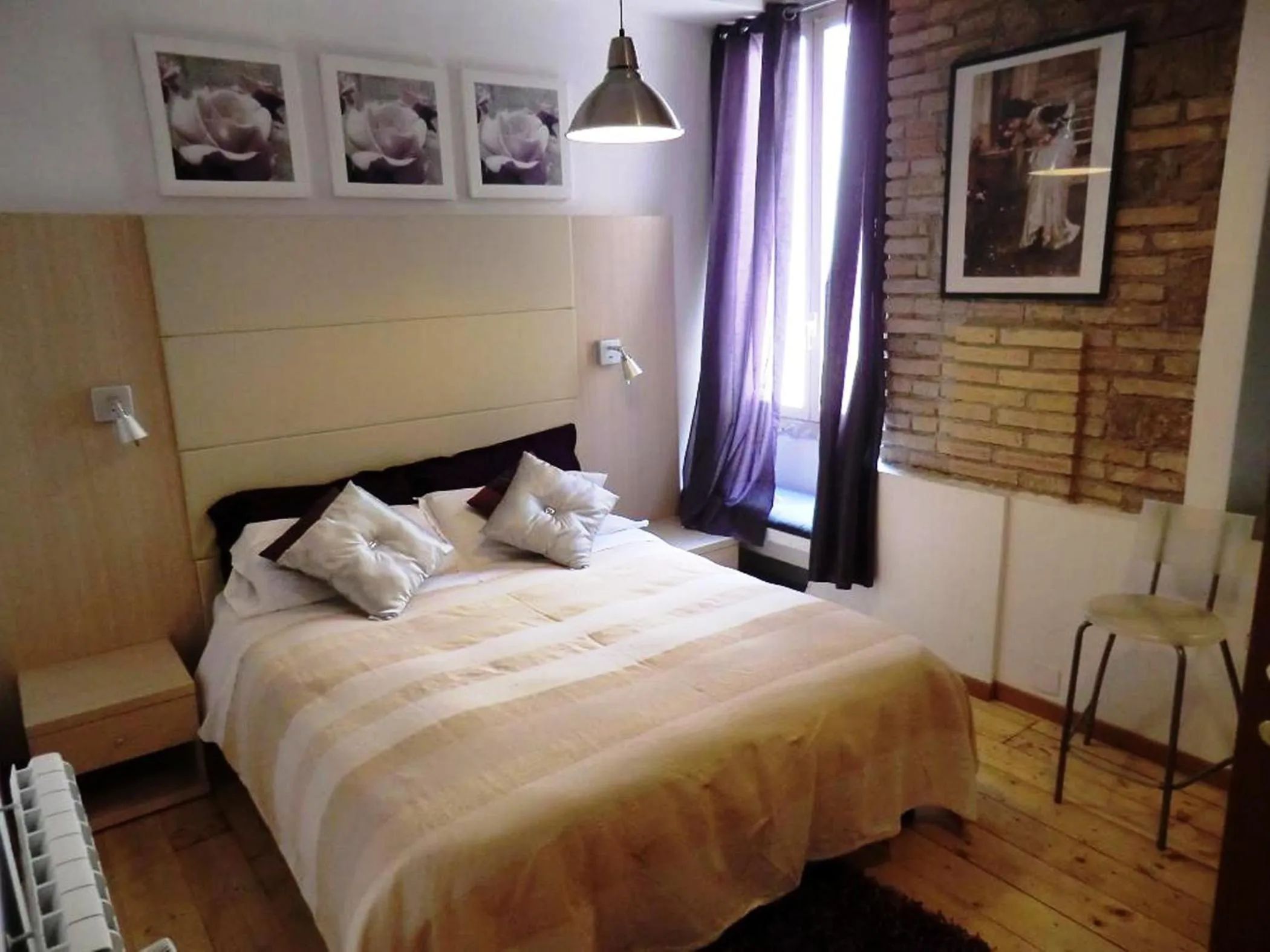 Photo of the whole room in Caesar's Rooms