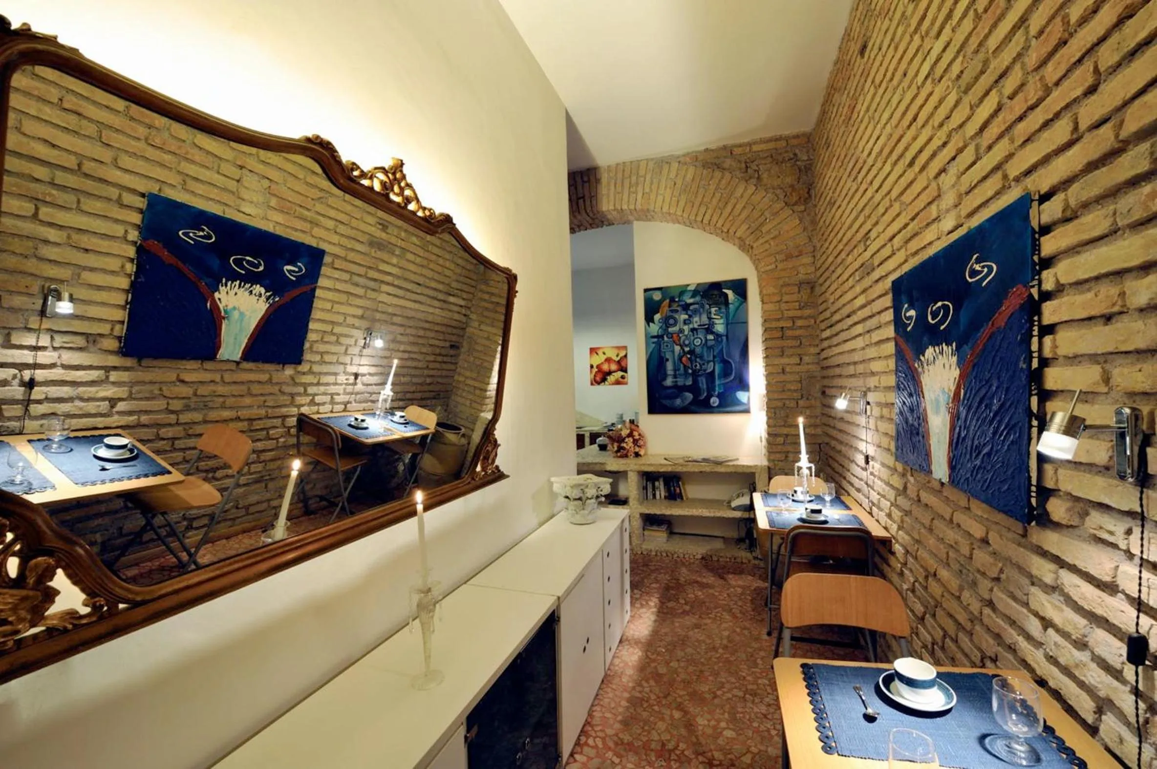 Restaurant/places to eat, Kitchen/Kitchenette in Caesar's Rooms