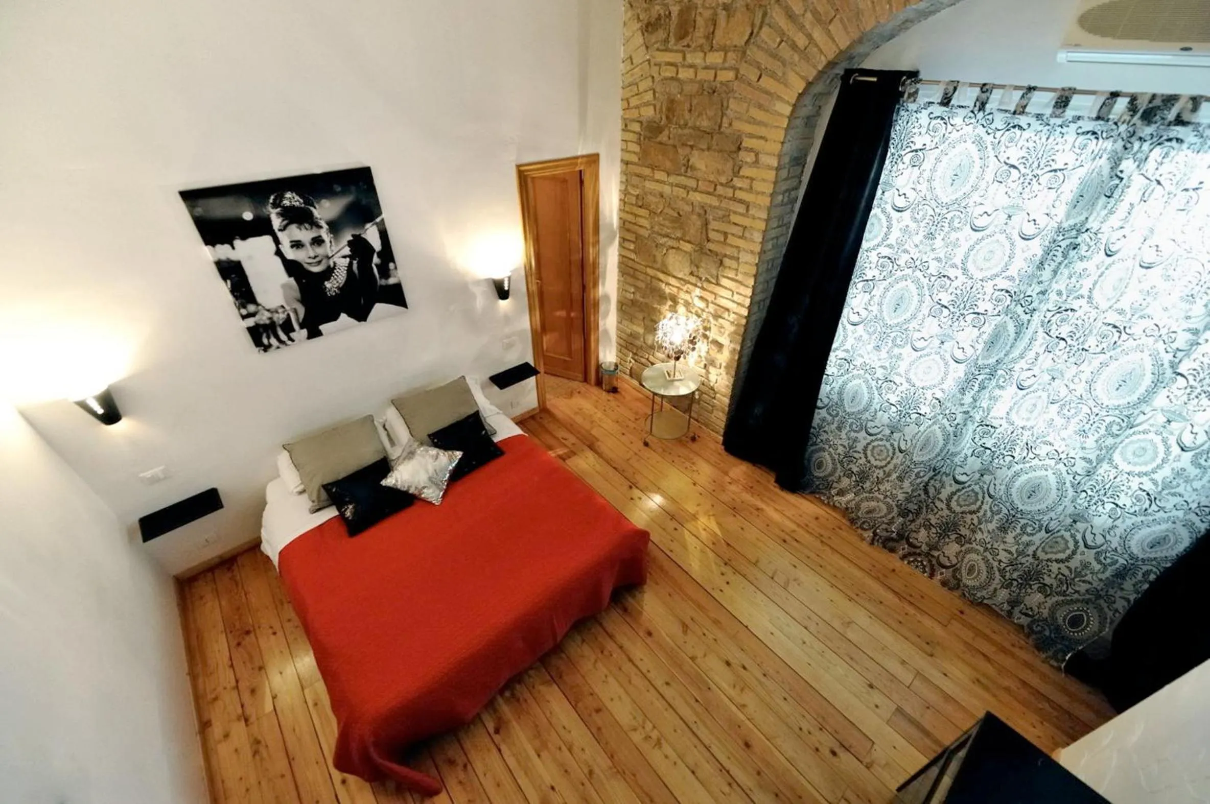 Photo of the whole room in Caesar's Rooms