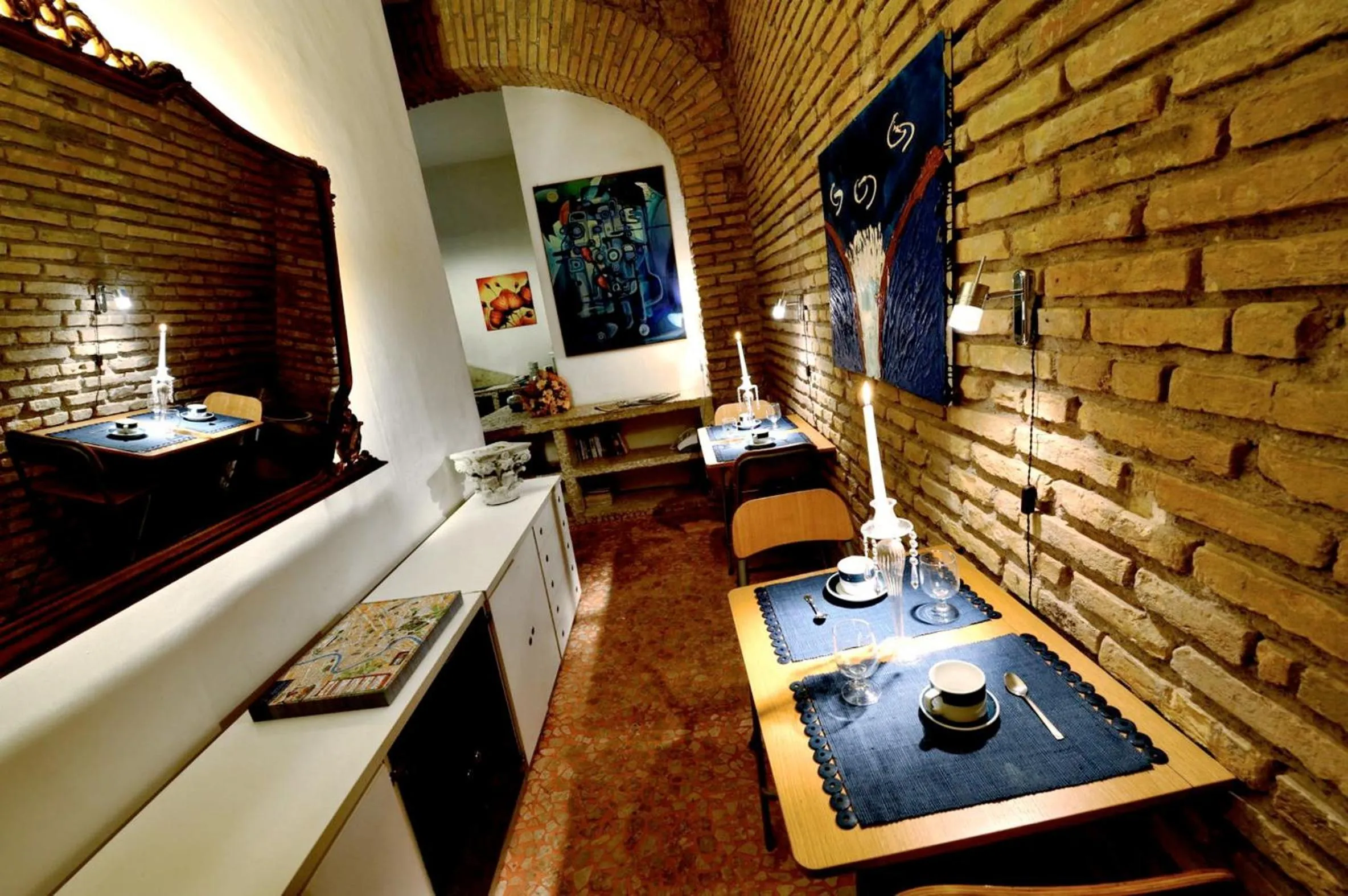 Restaurant/Places to Eat in Caesar's Rooms