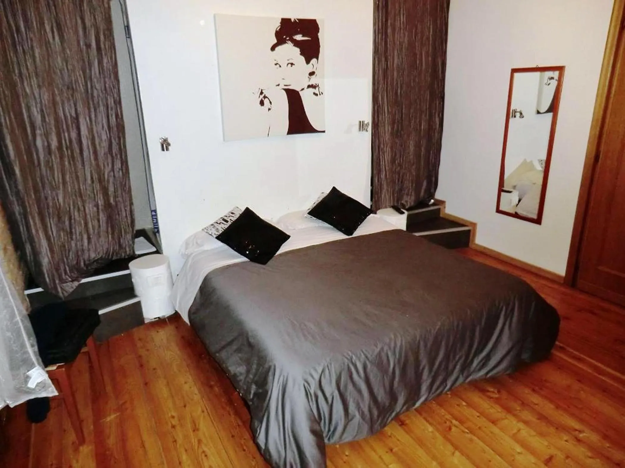 Photo of the whole room in Caesar's Rooms