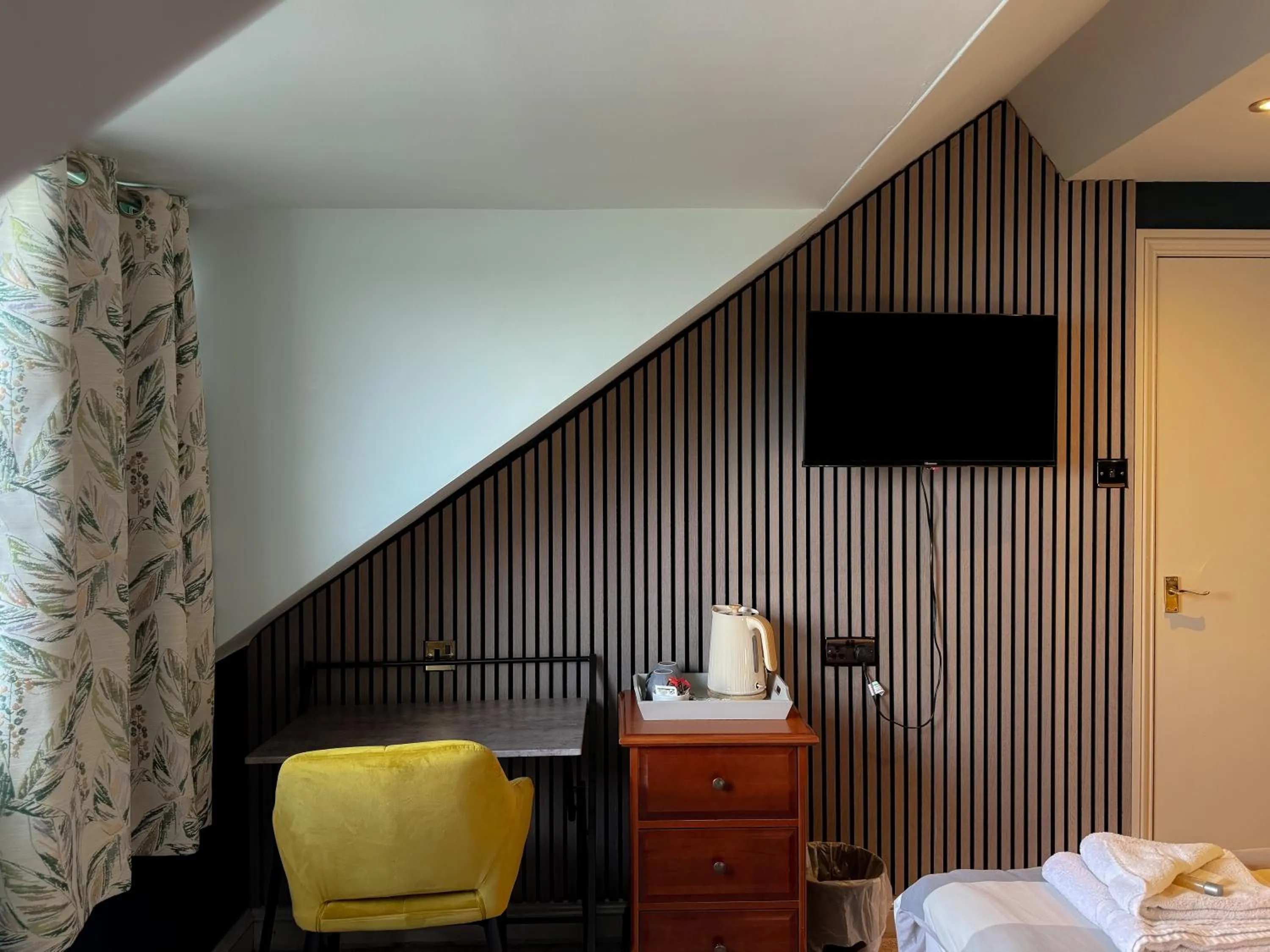 Property building, Bed in Nomi Rooms & Restaurant