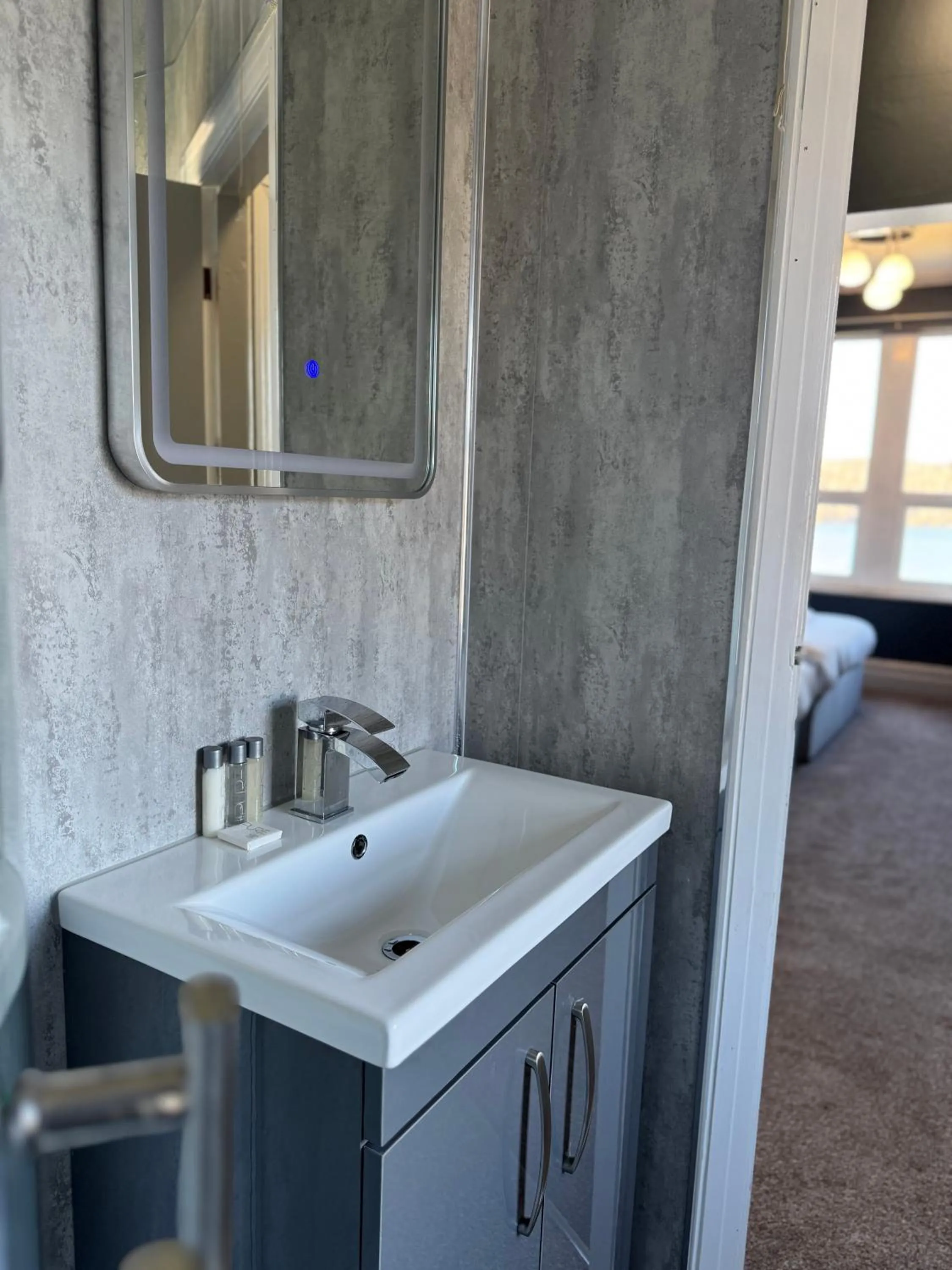 Nomi Rooms & Restaurant