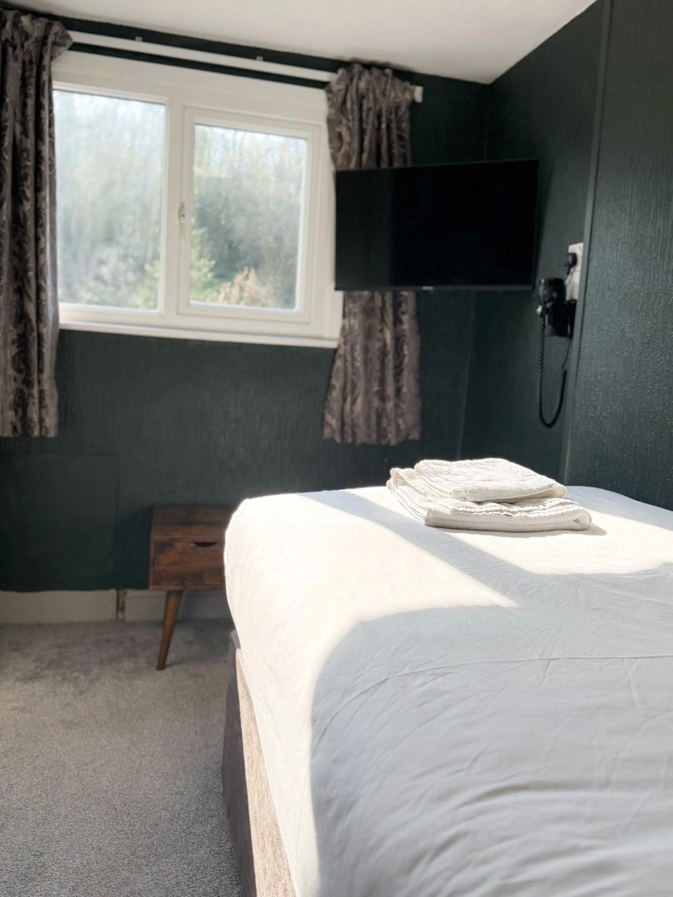 Bed in Nomi Rooms & Restaurant