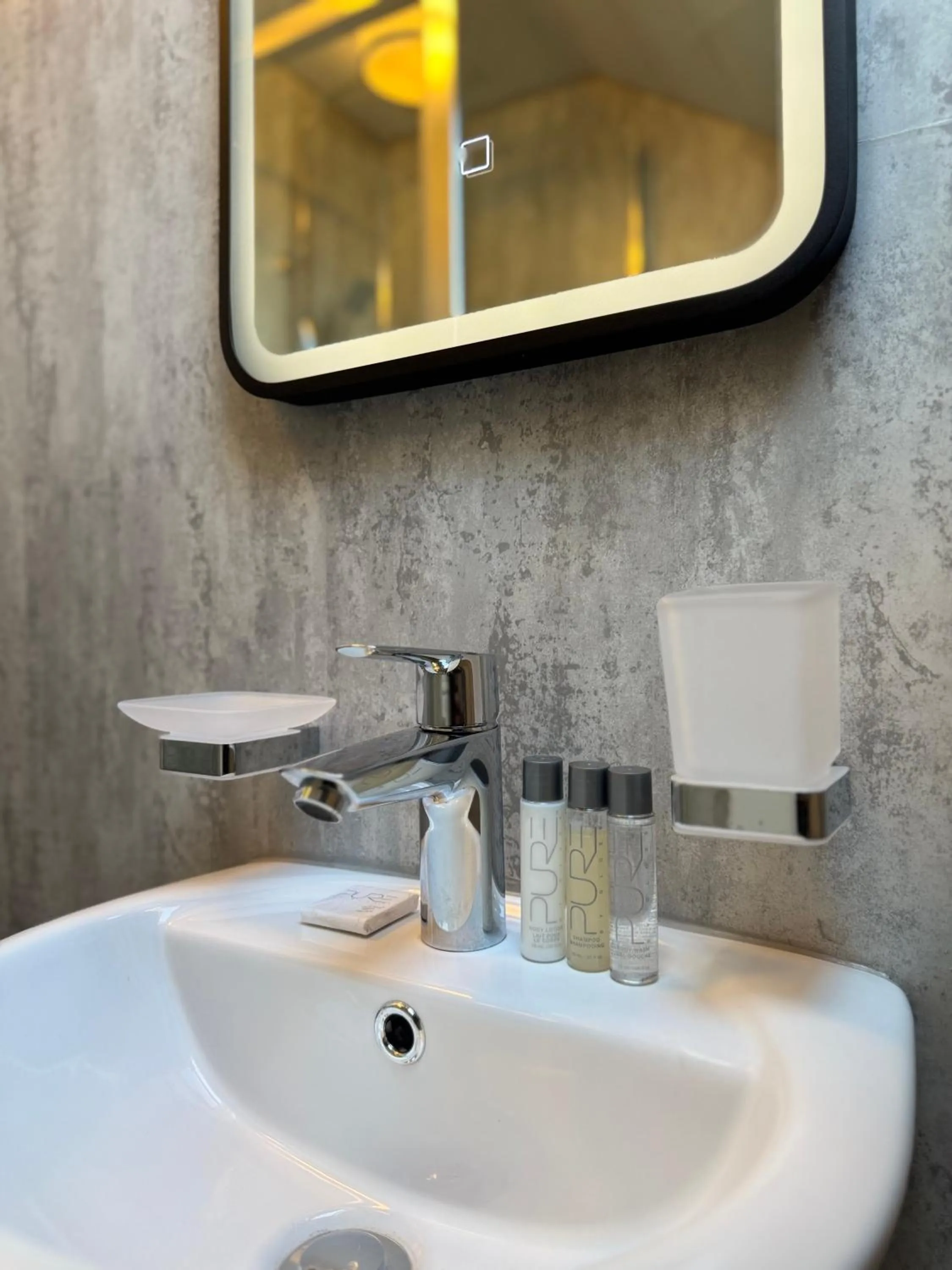 Nomi Rooms & Restaurant