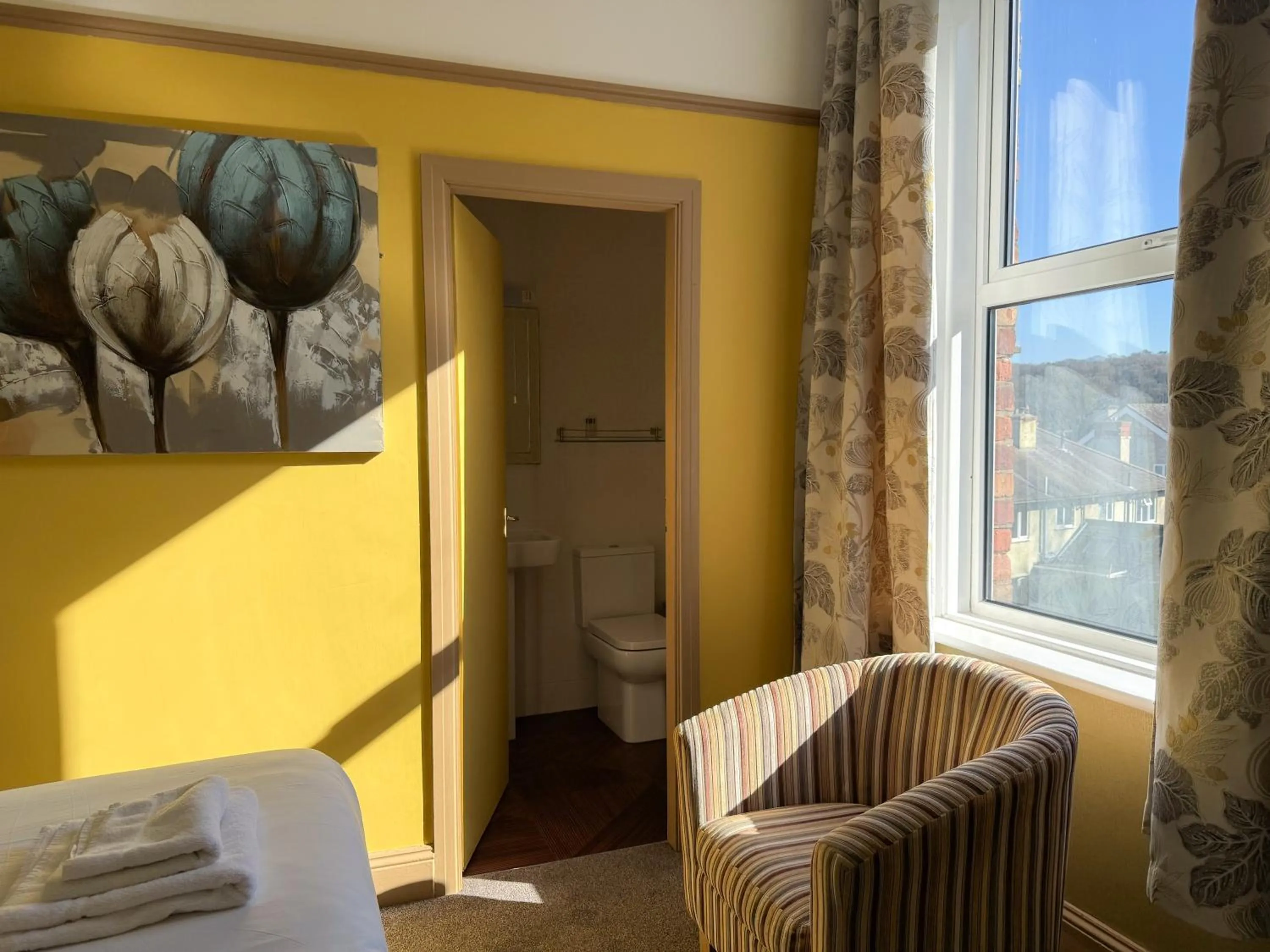 Bed in Nomi Rooms & Restaurant