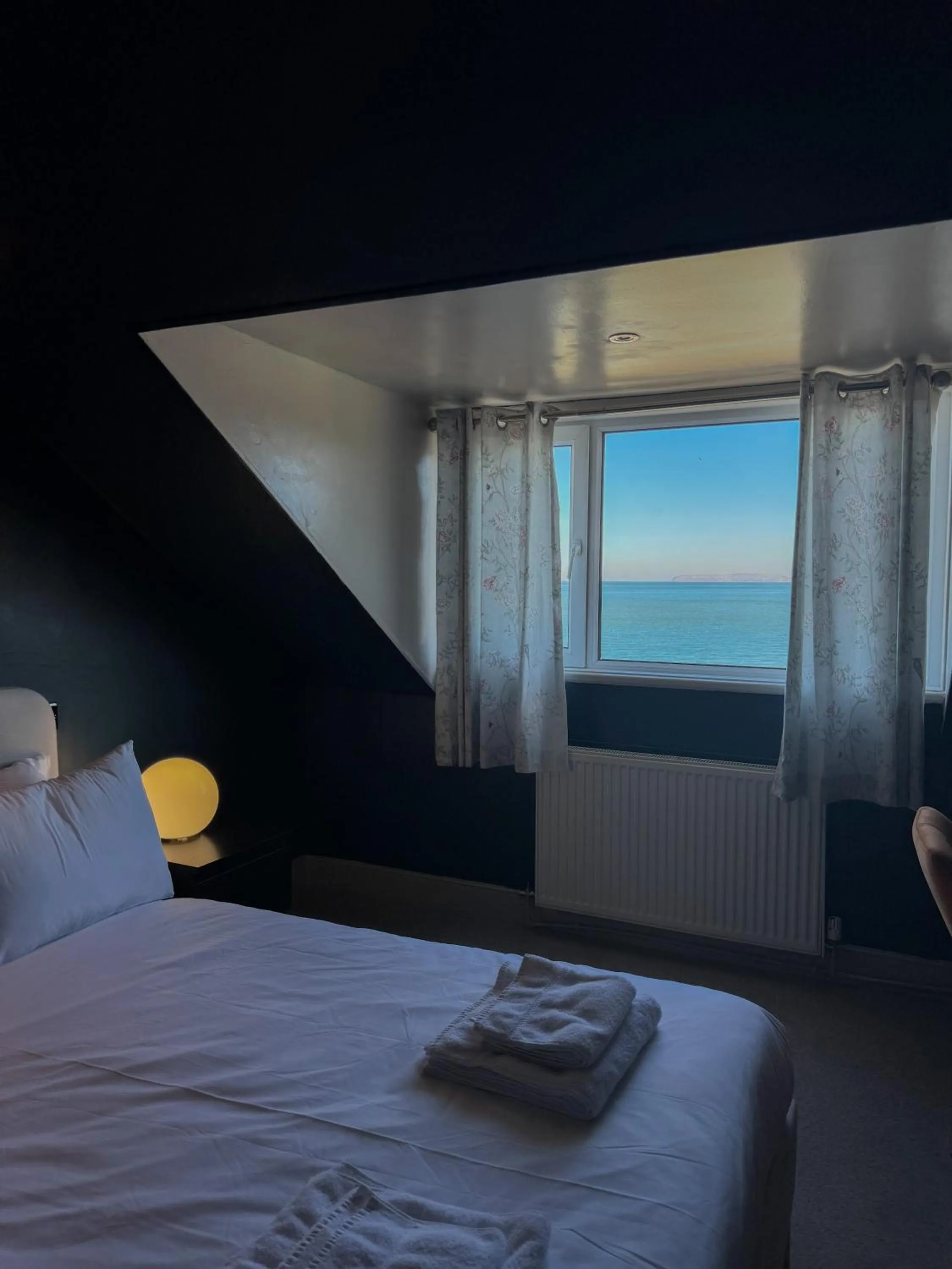 Bed in Nomi Rooms & Restaurant