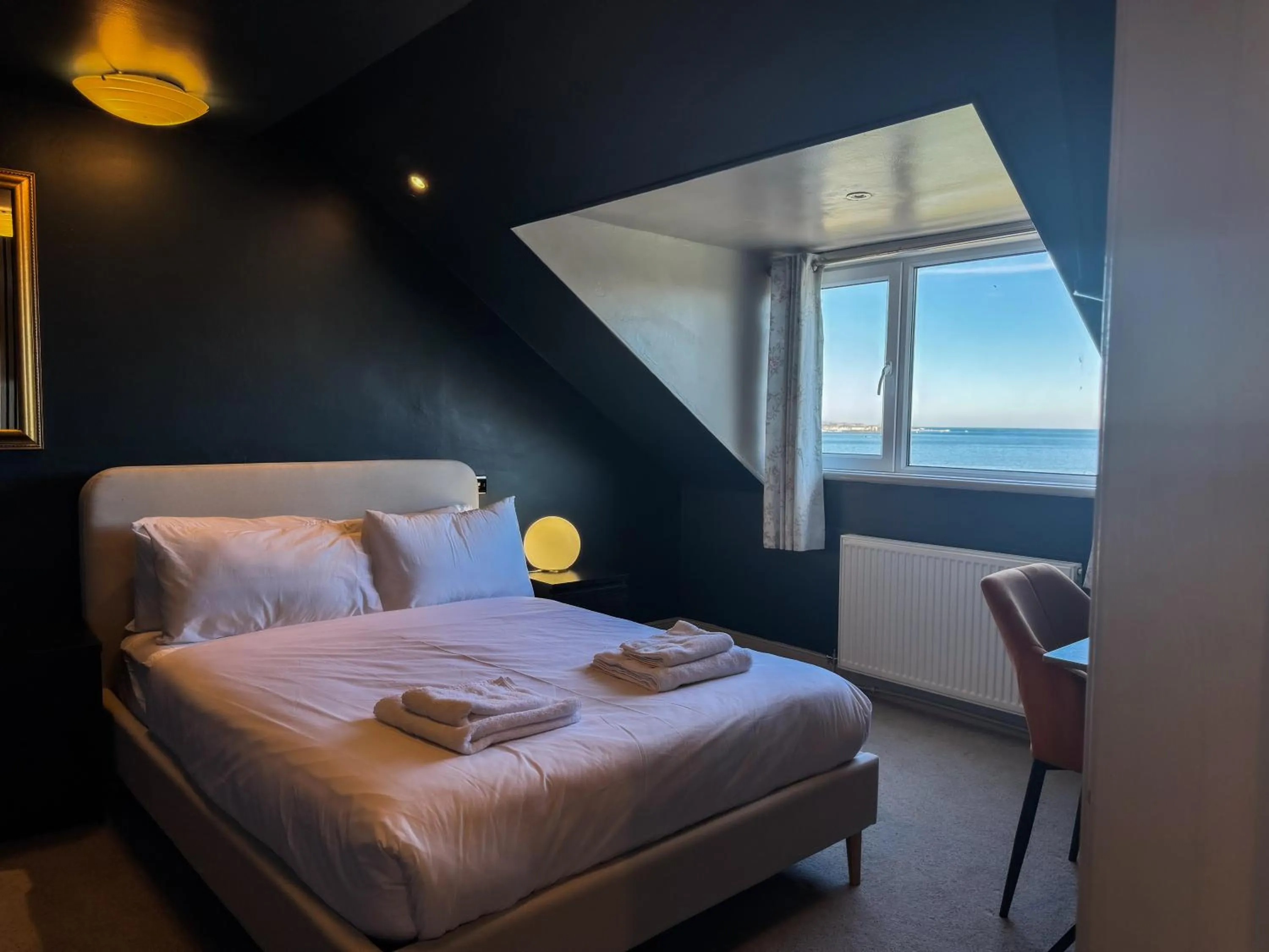 Bed in Nomi Rooms & Restaurant