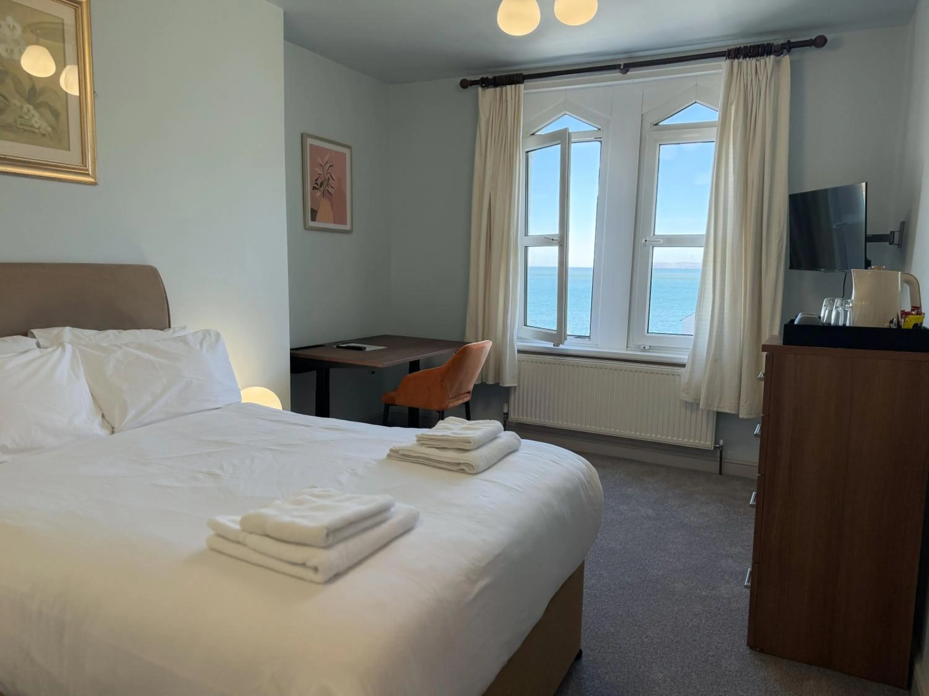 Bed in Nomi Rooms & Restaurant