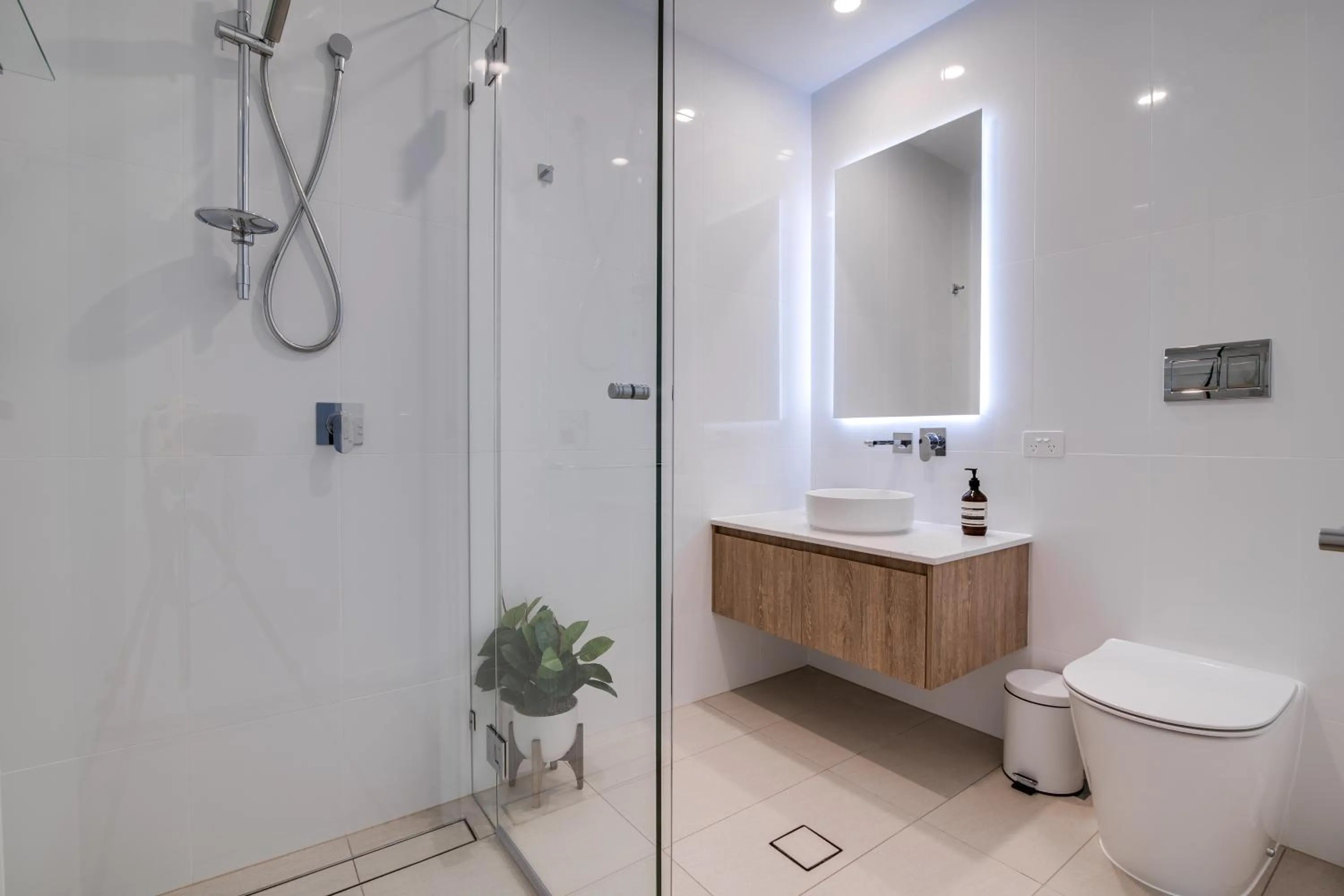 Shower in Iconic Kirra Beach Resort