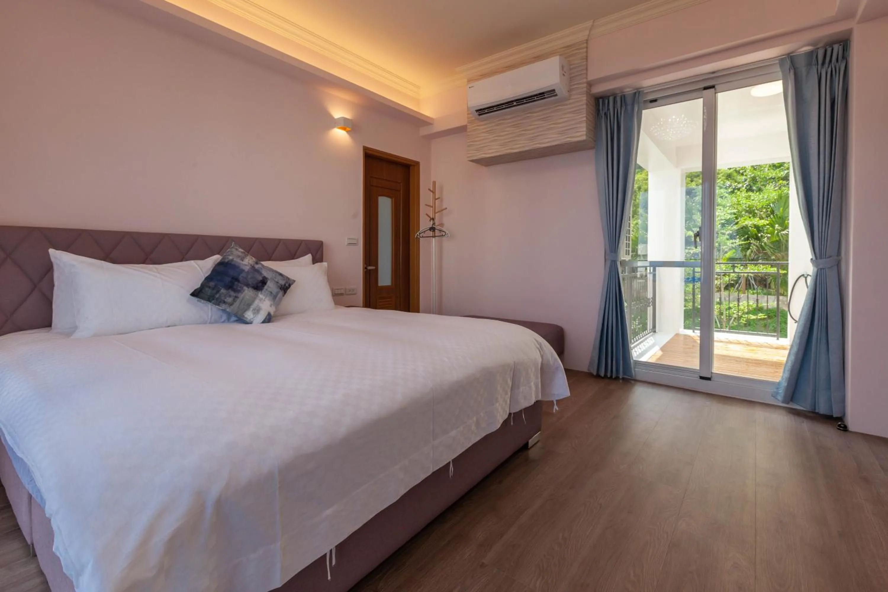 Bed in Sea Dragonfly