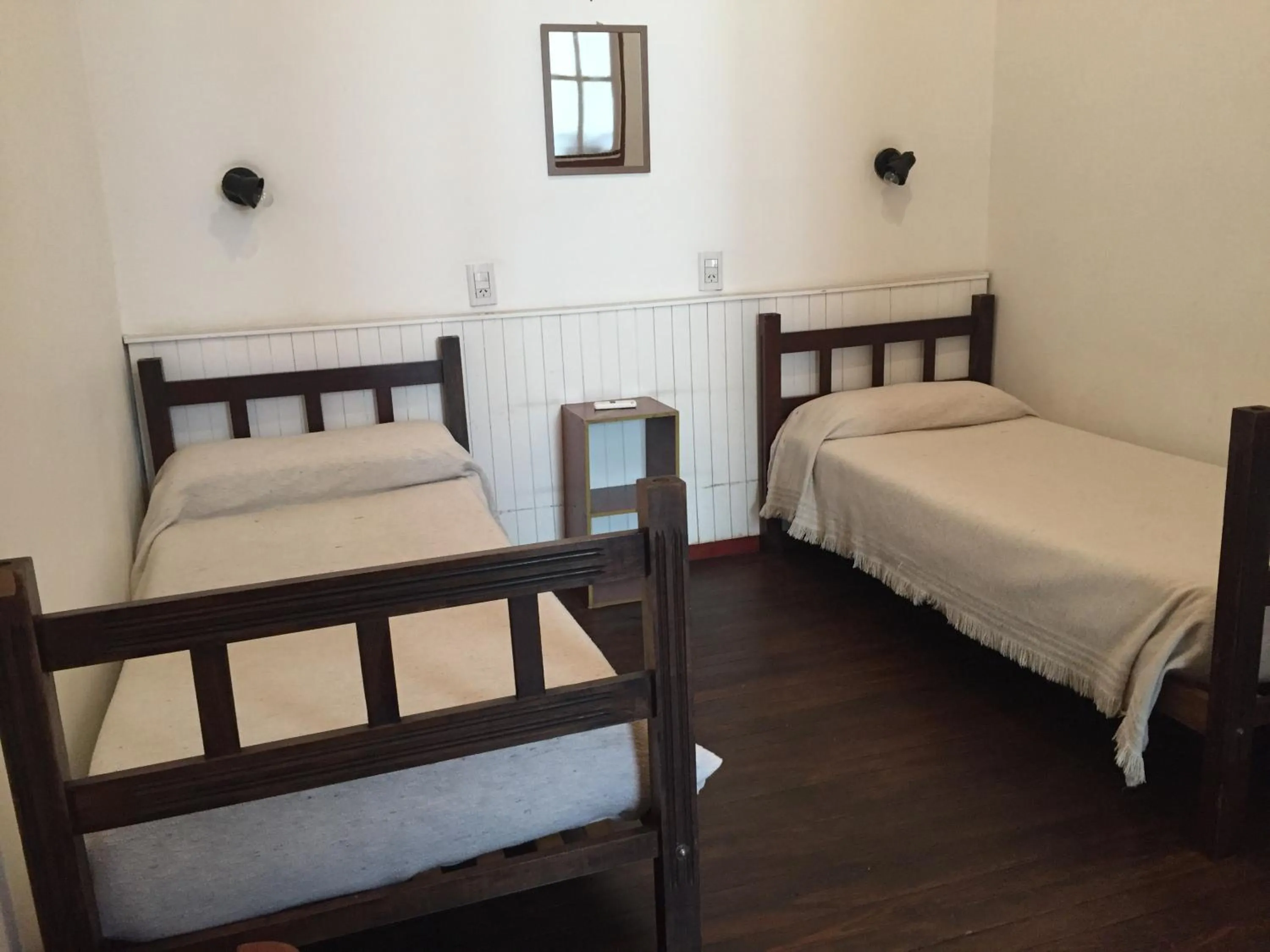 Photo of the whole room, Bed in Posada Casa de Borgoña