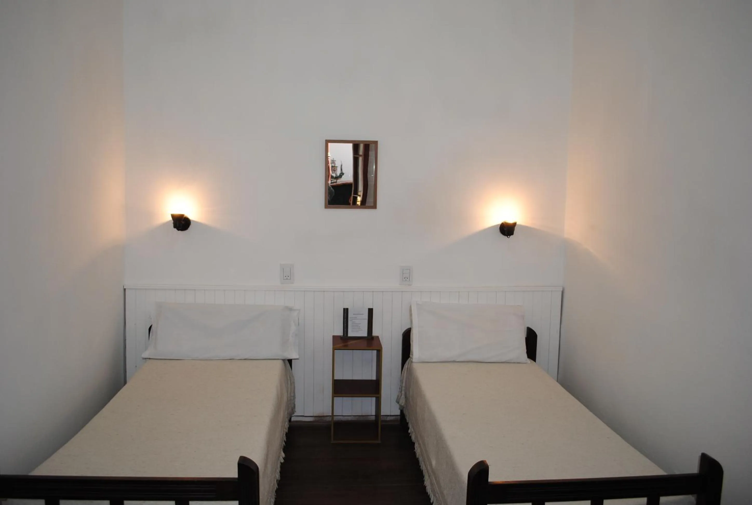 Photo of the whole room, Bed in Posada Casa de Borgoña