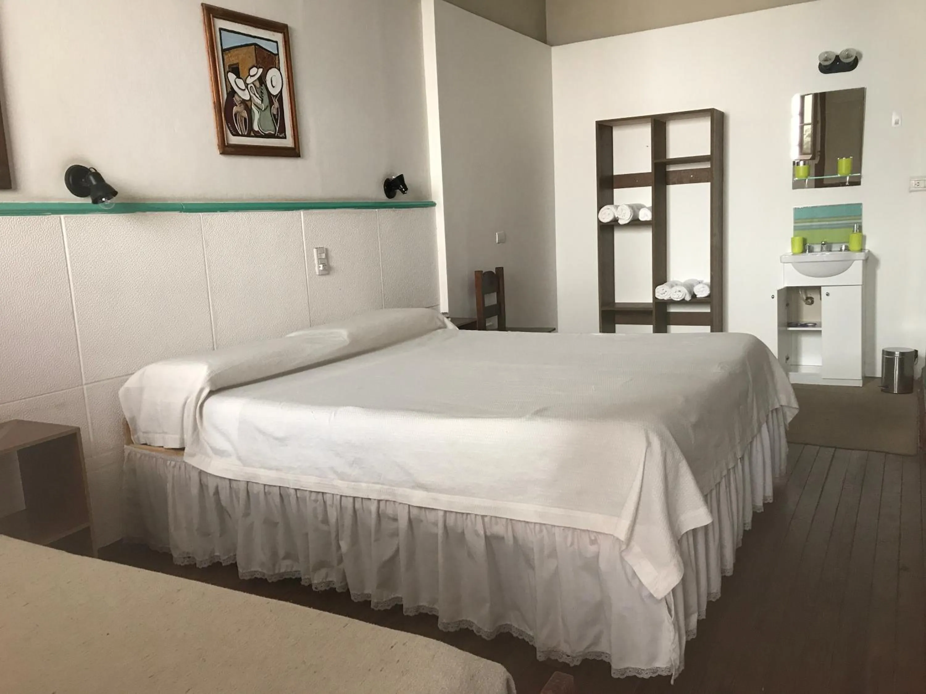 Photo of the whole room, Bed in Posada Casa de Borgoña