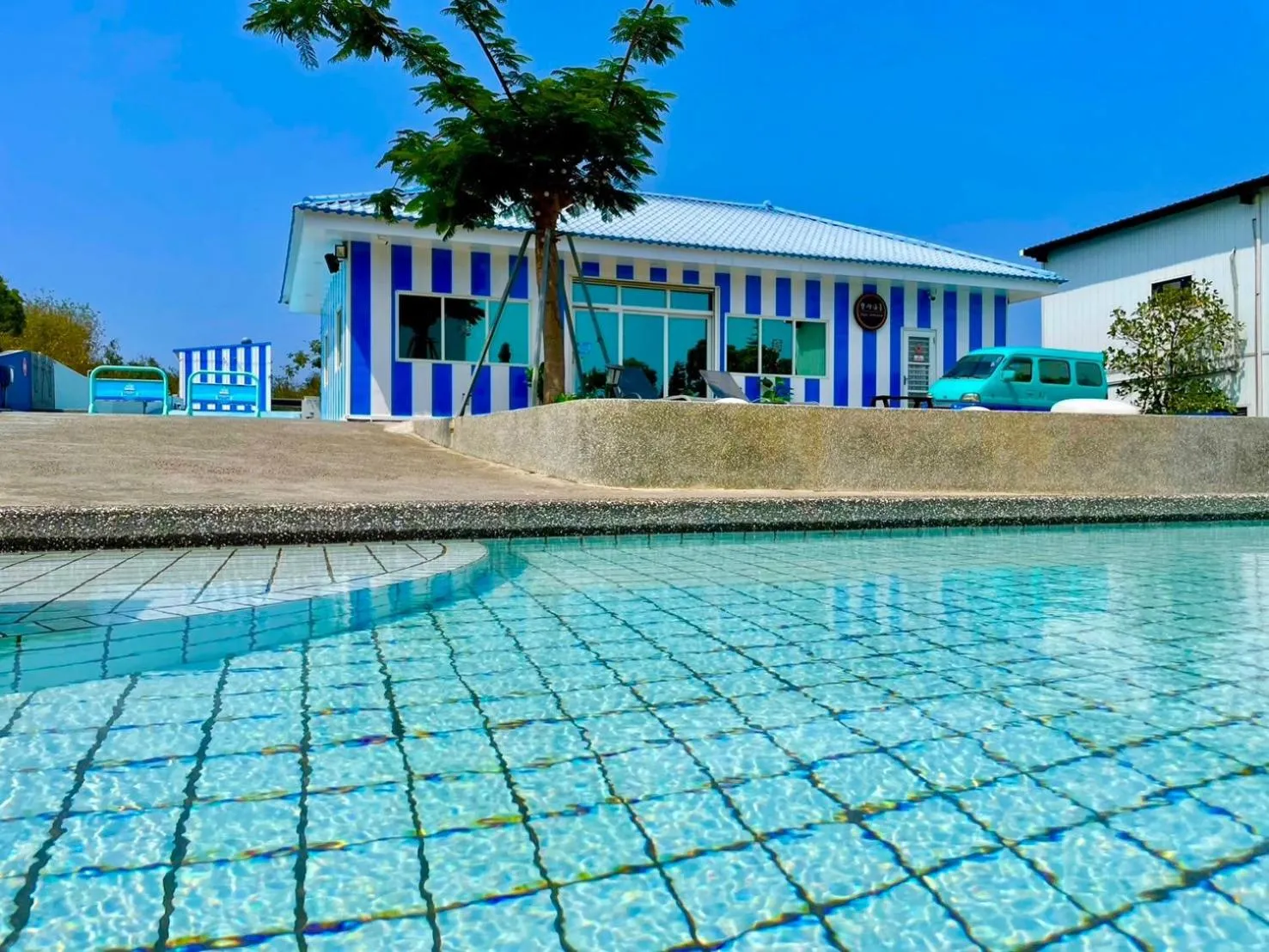 Property building in Loju Seaview Homestay