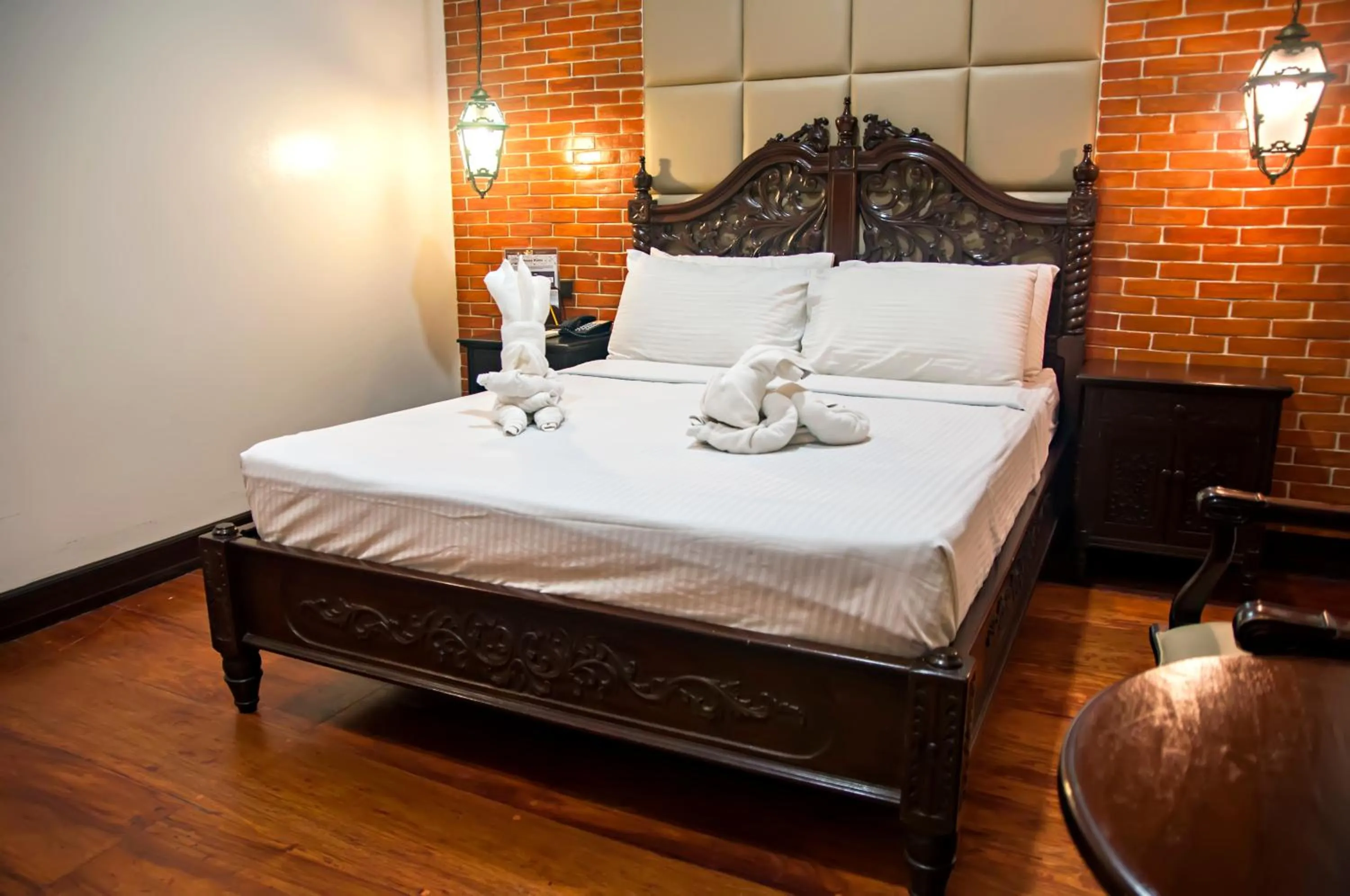 Bed in Vigan Plaza Hotel