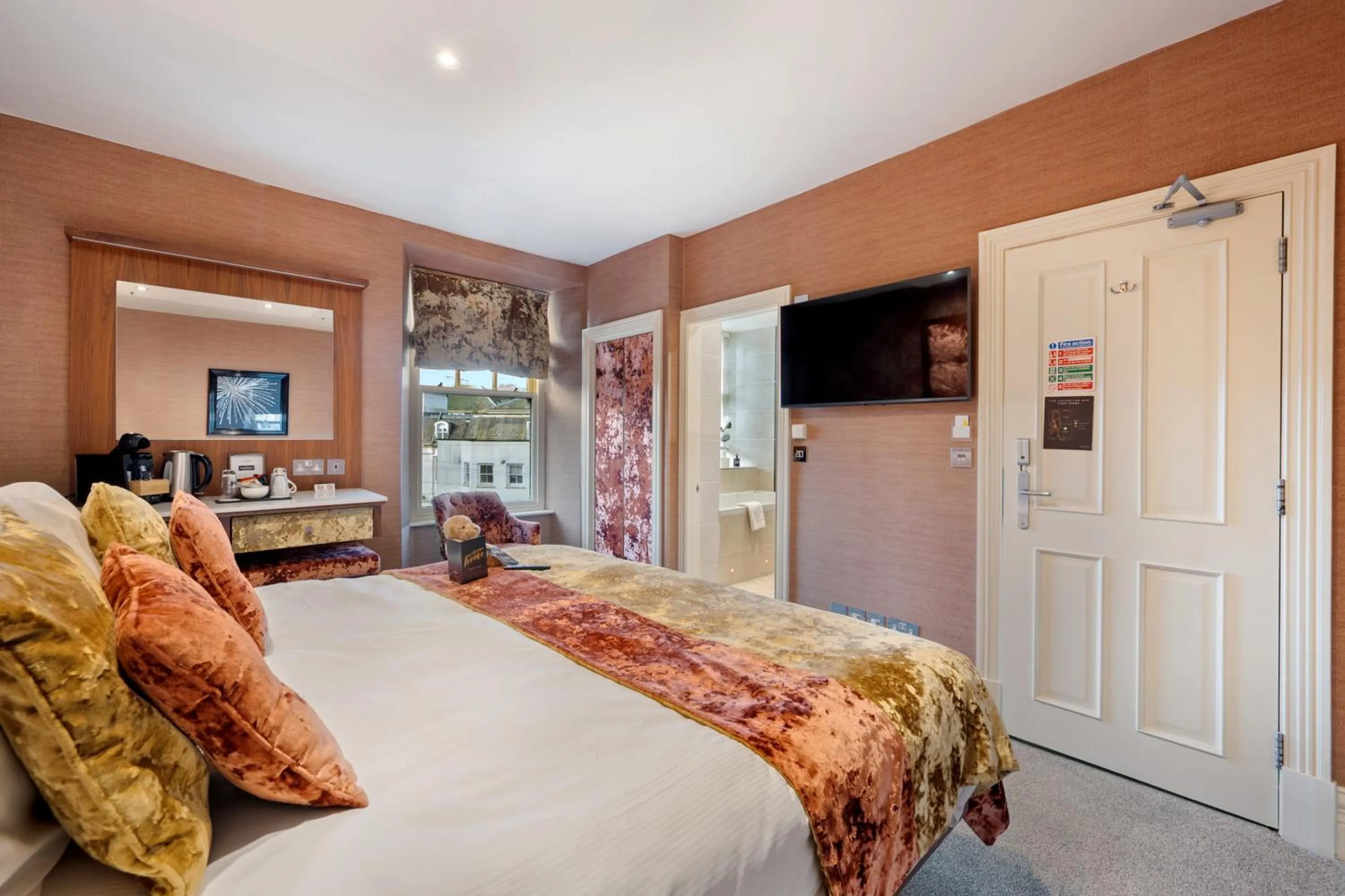 TV and multimedia, Bed in The Cranleigh Boutique