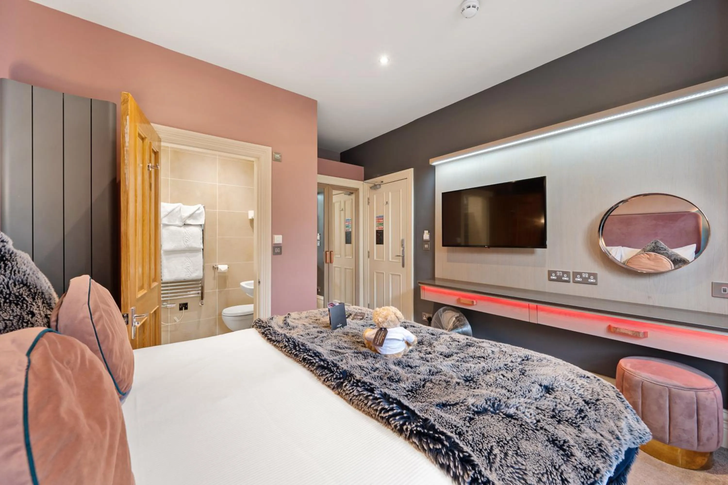 Bedroom, Bed in The Cranleigh Boutique