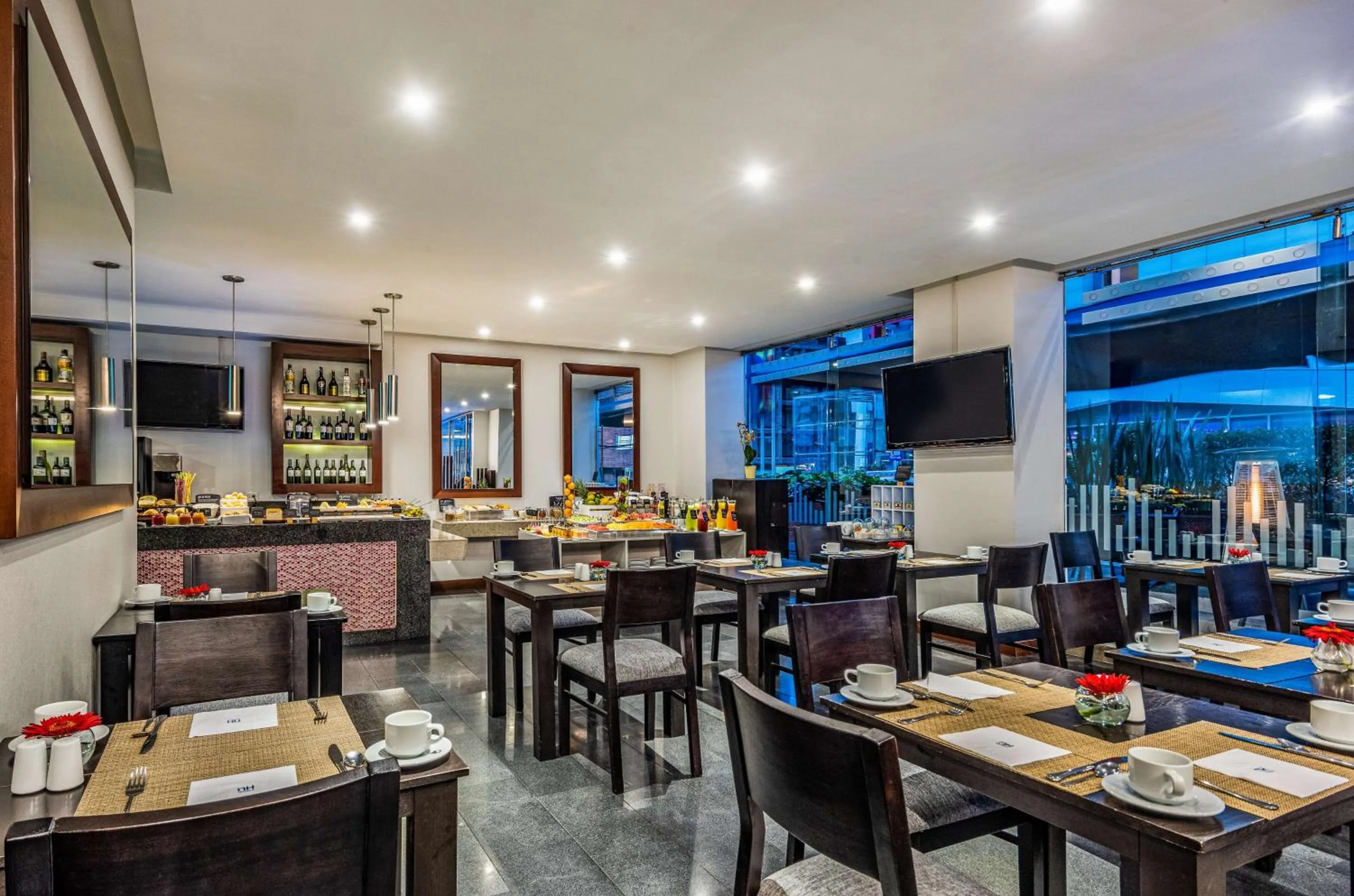 Restaurant/places to eat in NH Bogota Urban 93 Royal