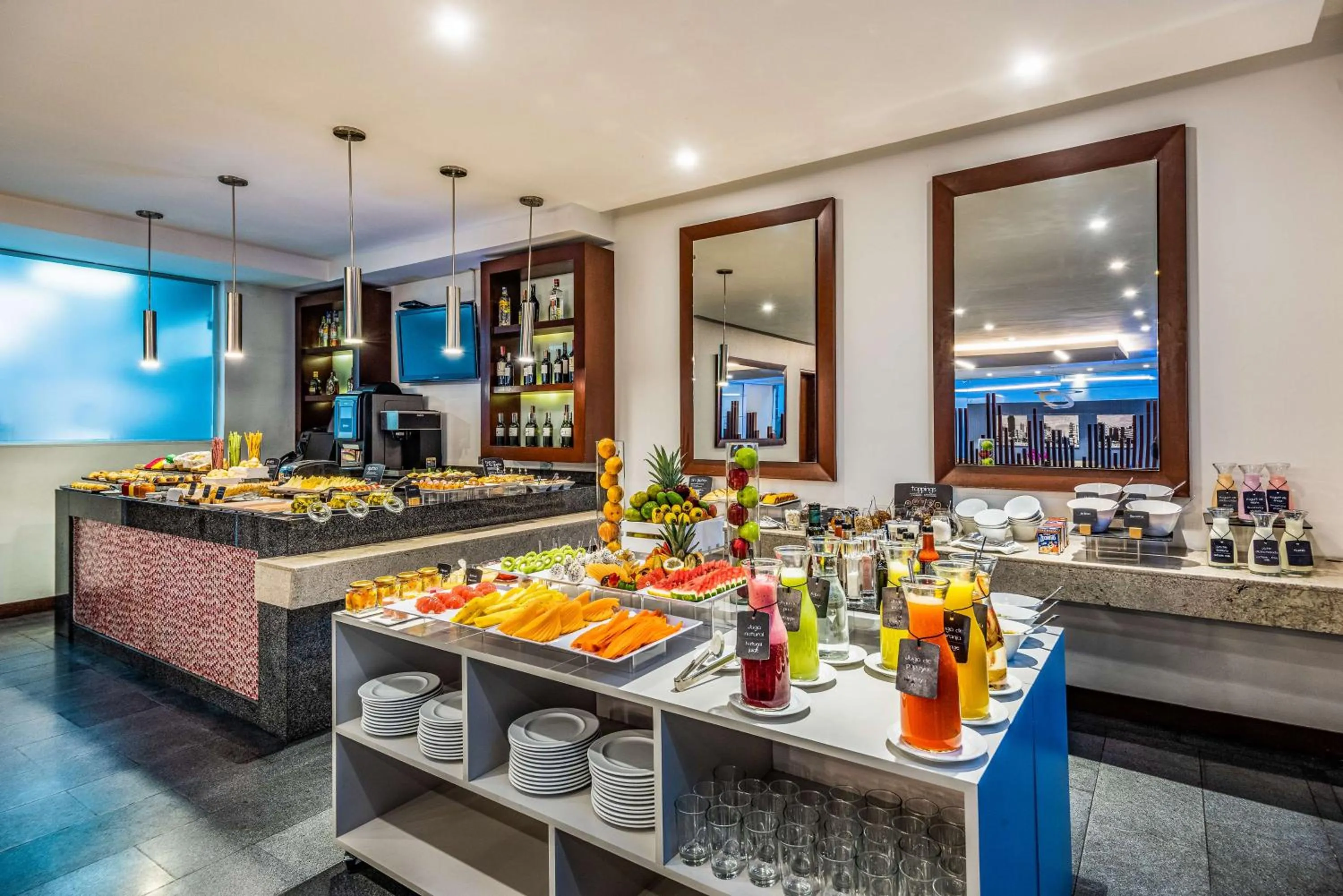 Breakfast in NH Bogota Urban 93 Royal