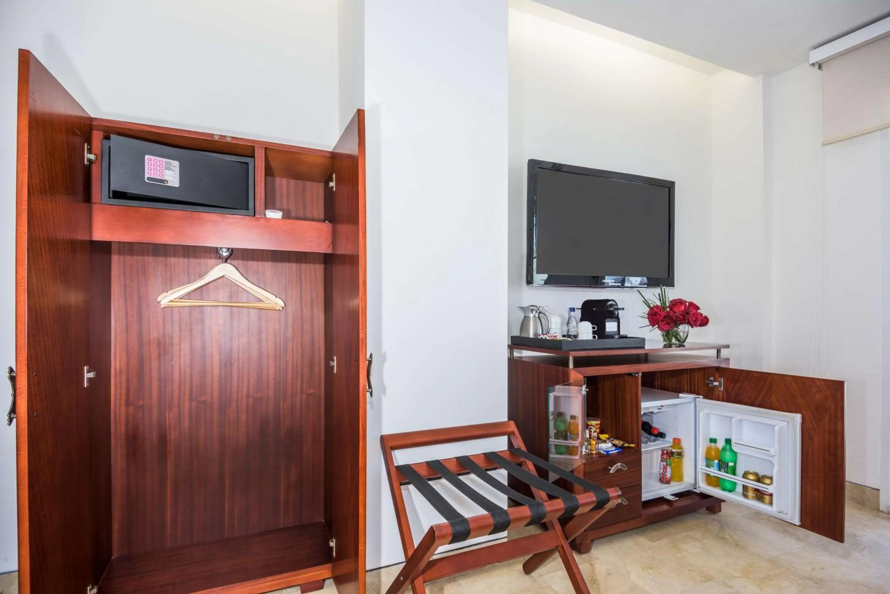 Photo of the whole room in NH Royal Urban Cartagena