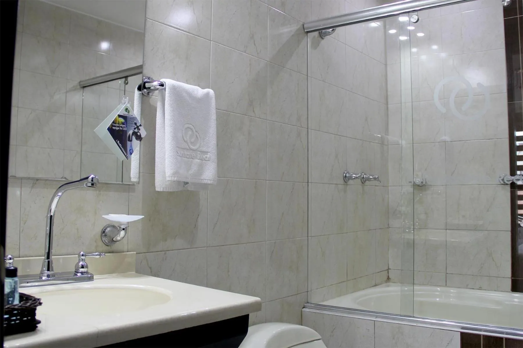 Bathroom in Hotel Santafe Real