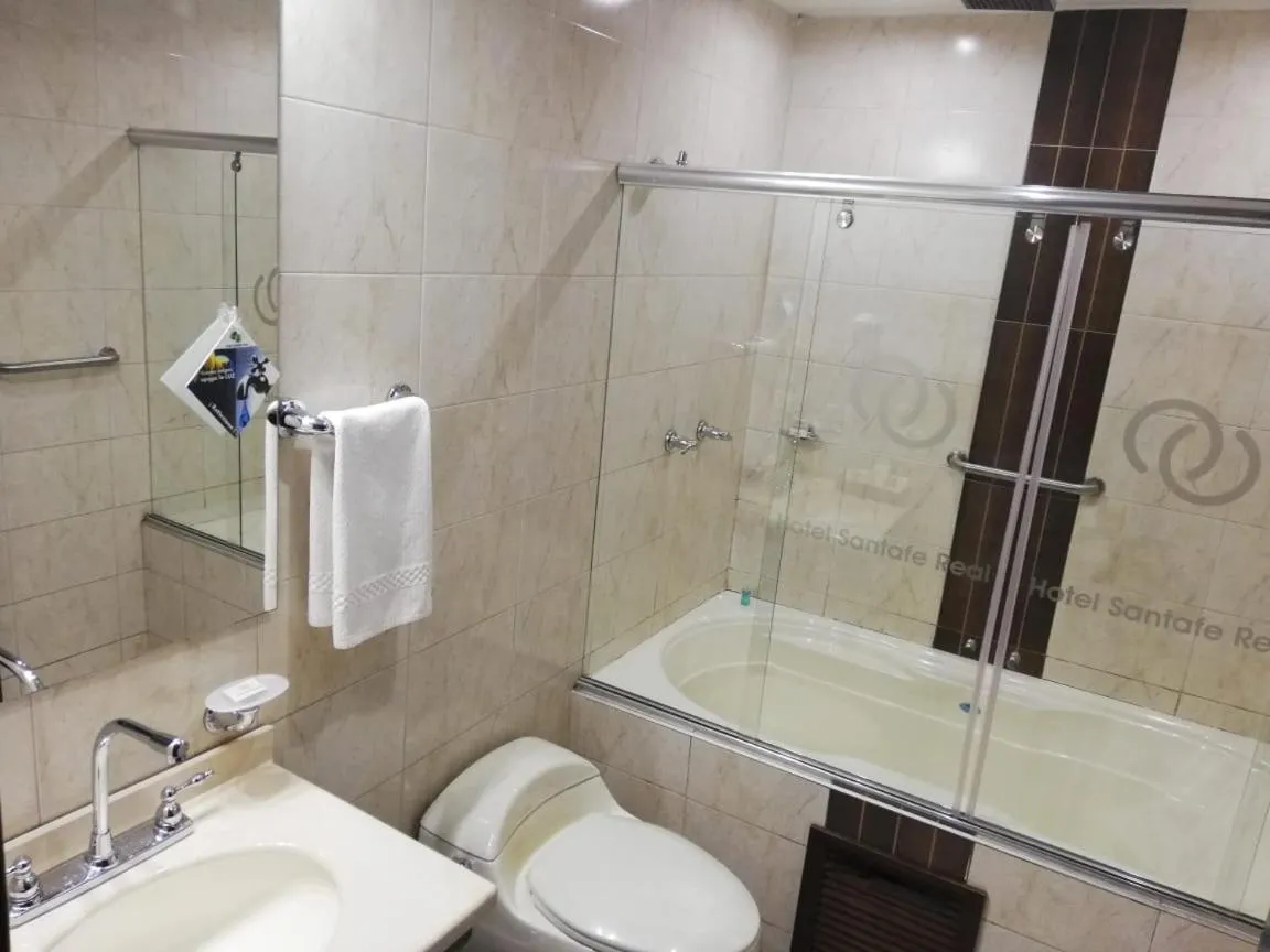 Bathroom in Hotel Santafe Real