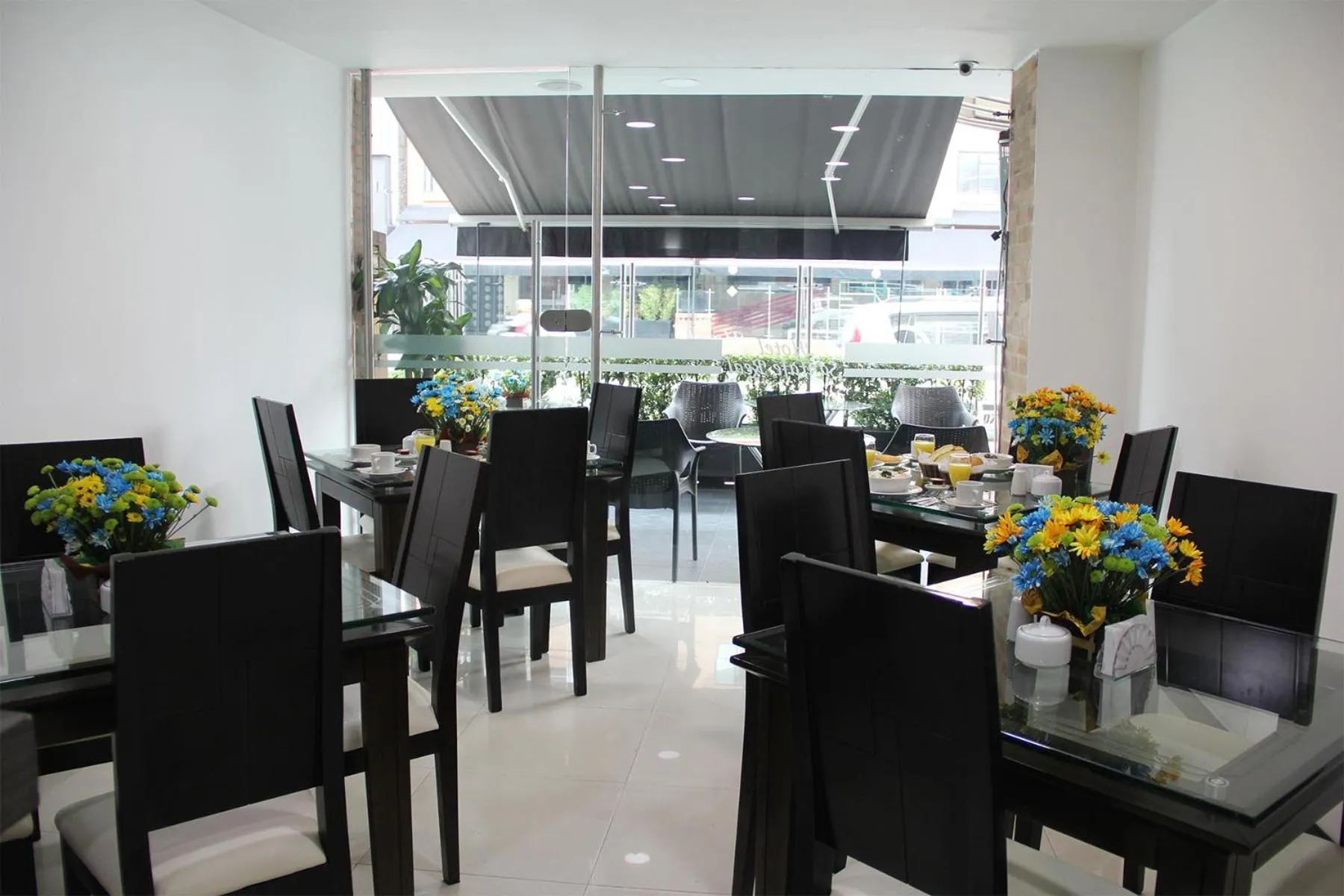 Restaurant/places to eat in Hotel Santafe Real