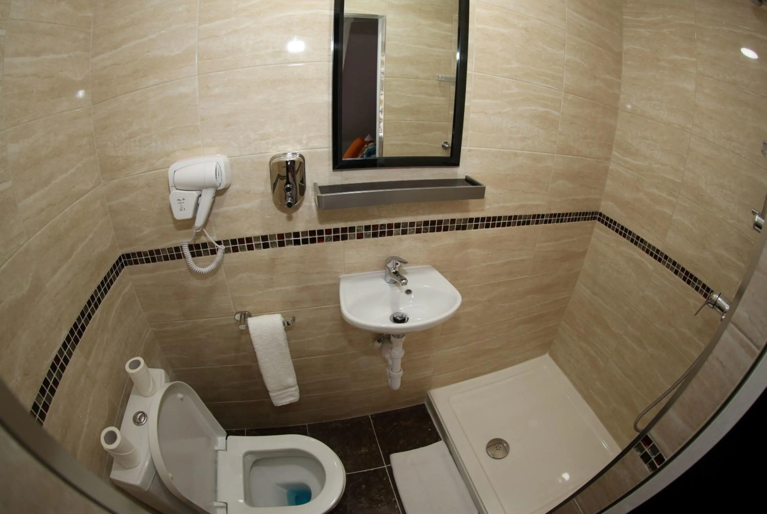 Bathroom in Heathrow Inn Hotel