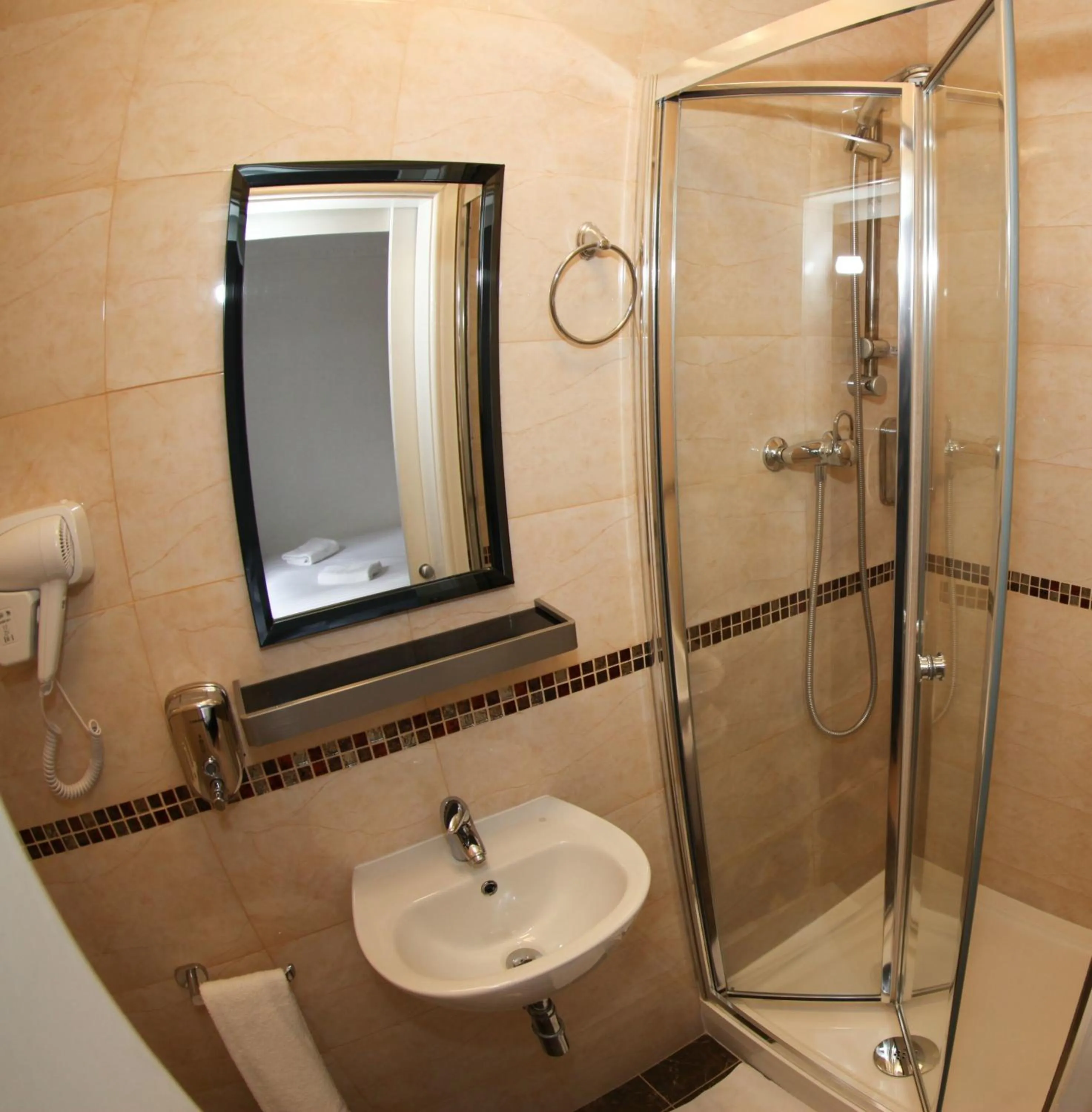 Bathroom in Heathrow Inn Hotel