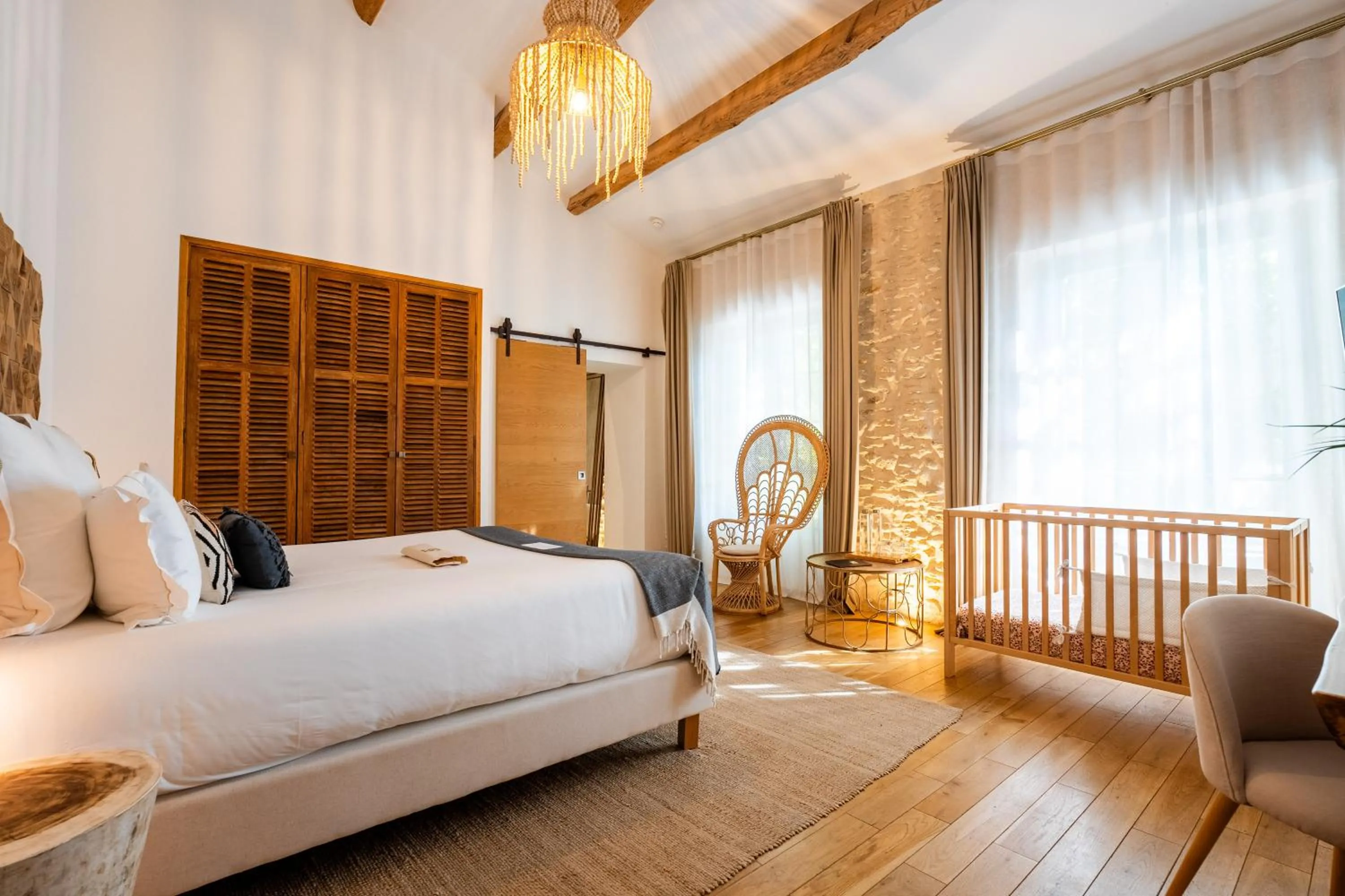 Bed in Hôtel Le Saint Remy & Spa