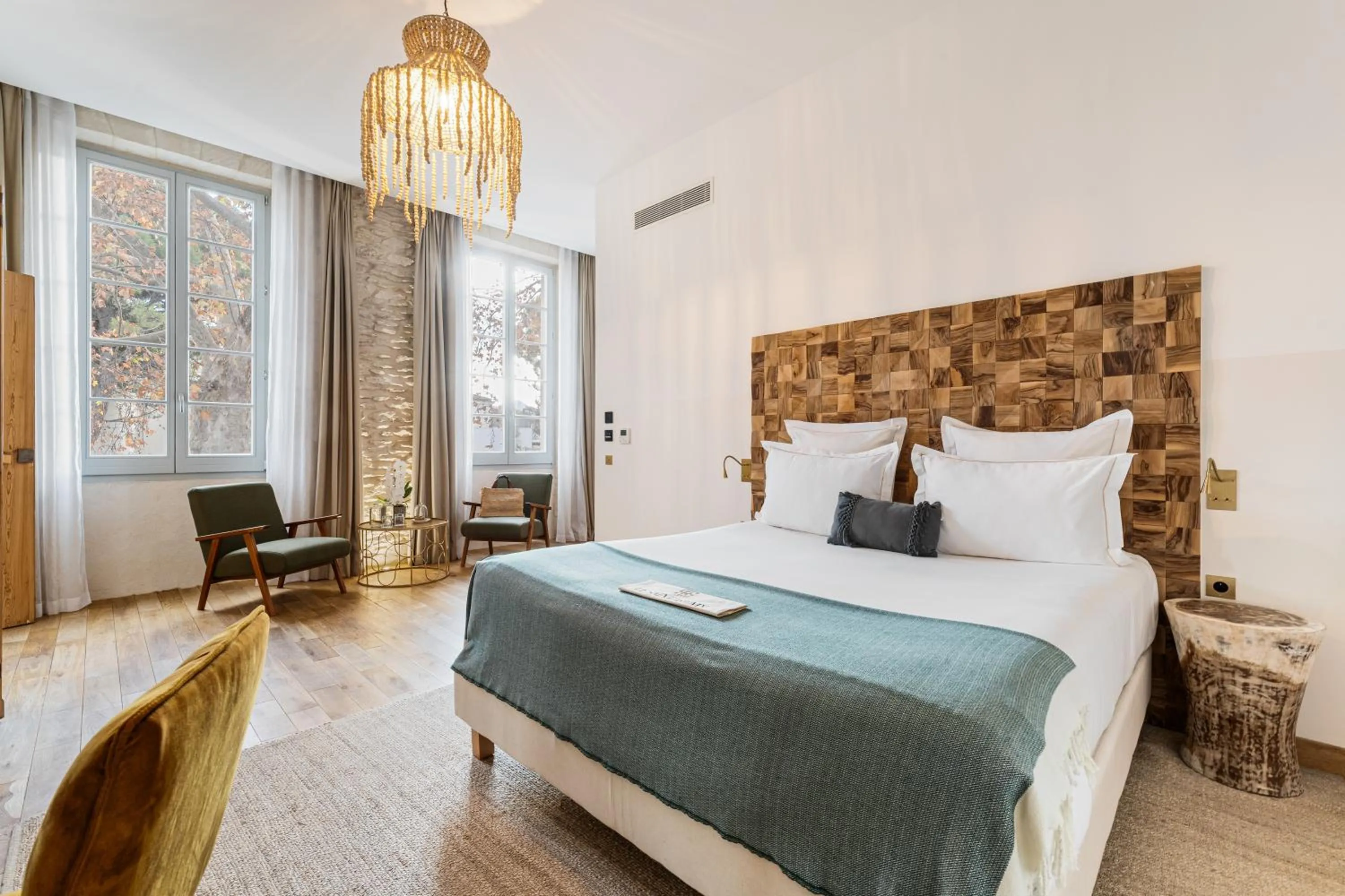 Bed in Hôtel Le Saint Remy & Spa