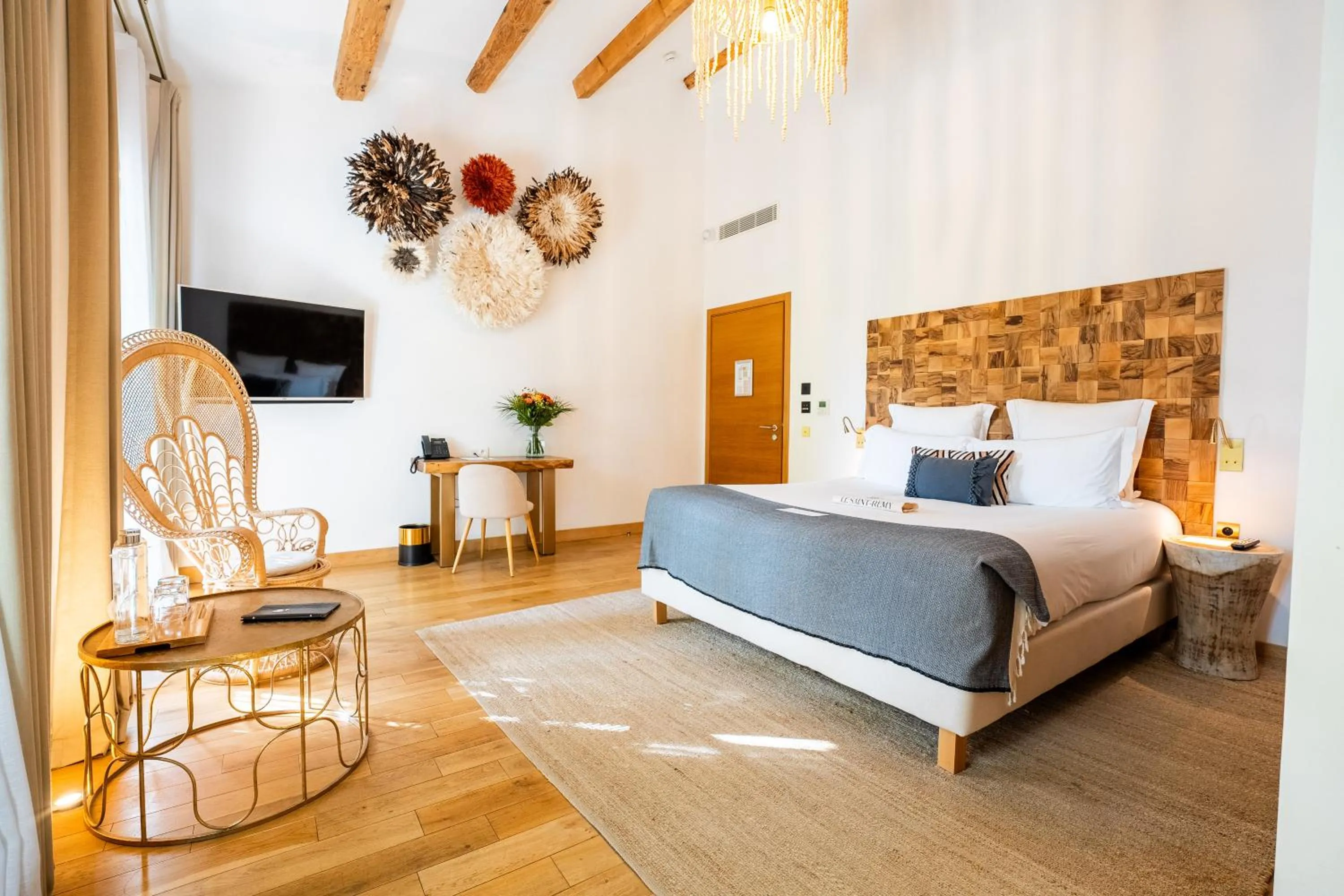 Bed in Hôtel Le Saint Remy & Spa