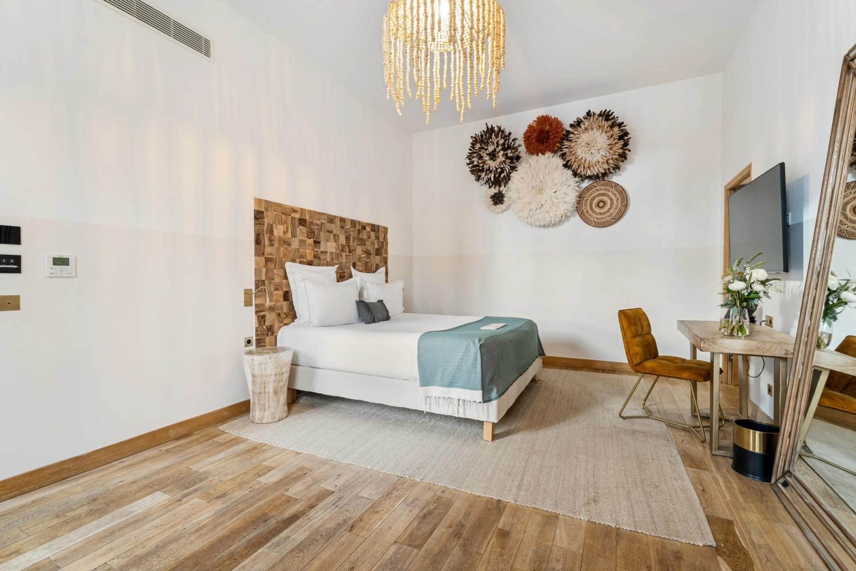 Bed in Hôtel Le Saint Remy & Spa