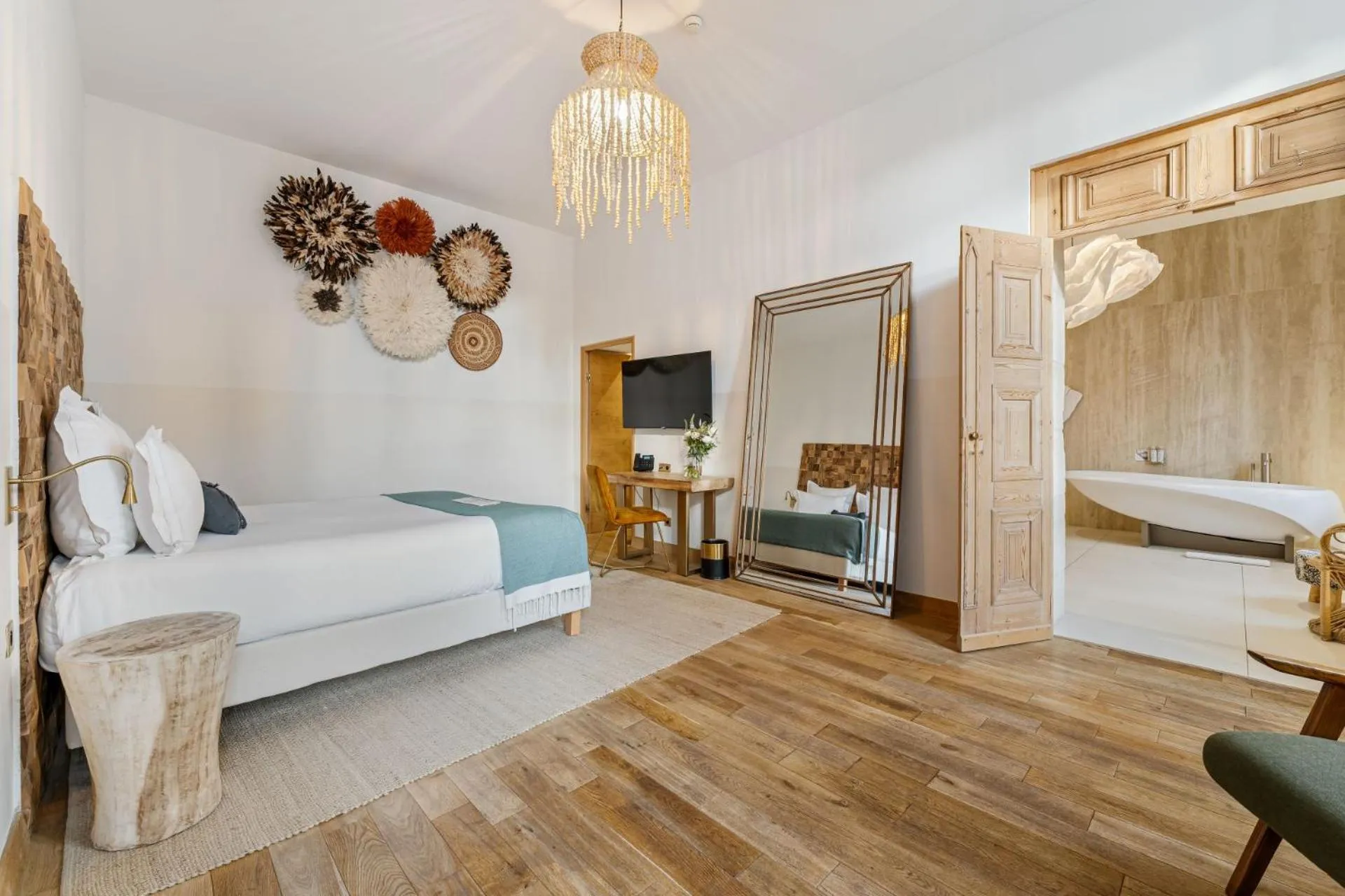 Bed in Hôtel Le Saint Remy & Spa