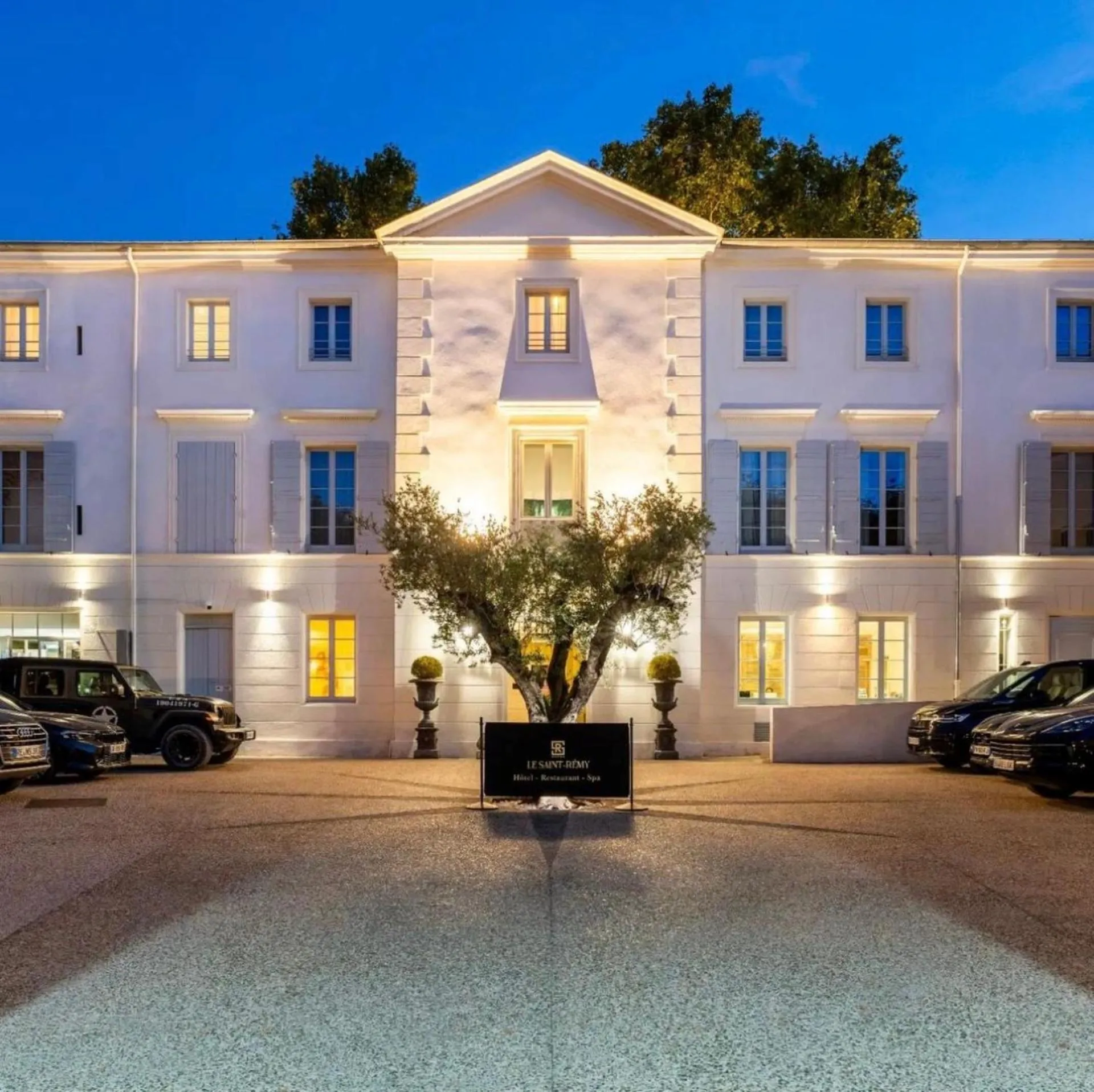 Property building in Hôtel Le Saint Remy & Spa