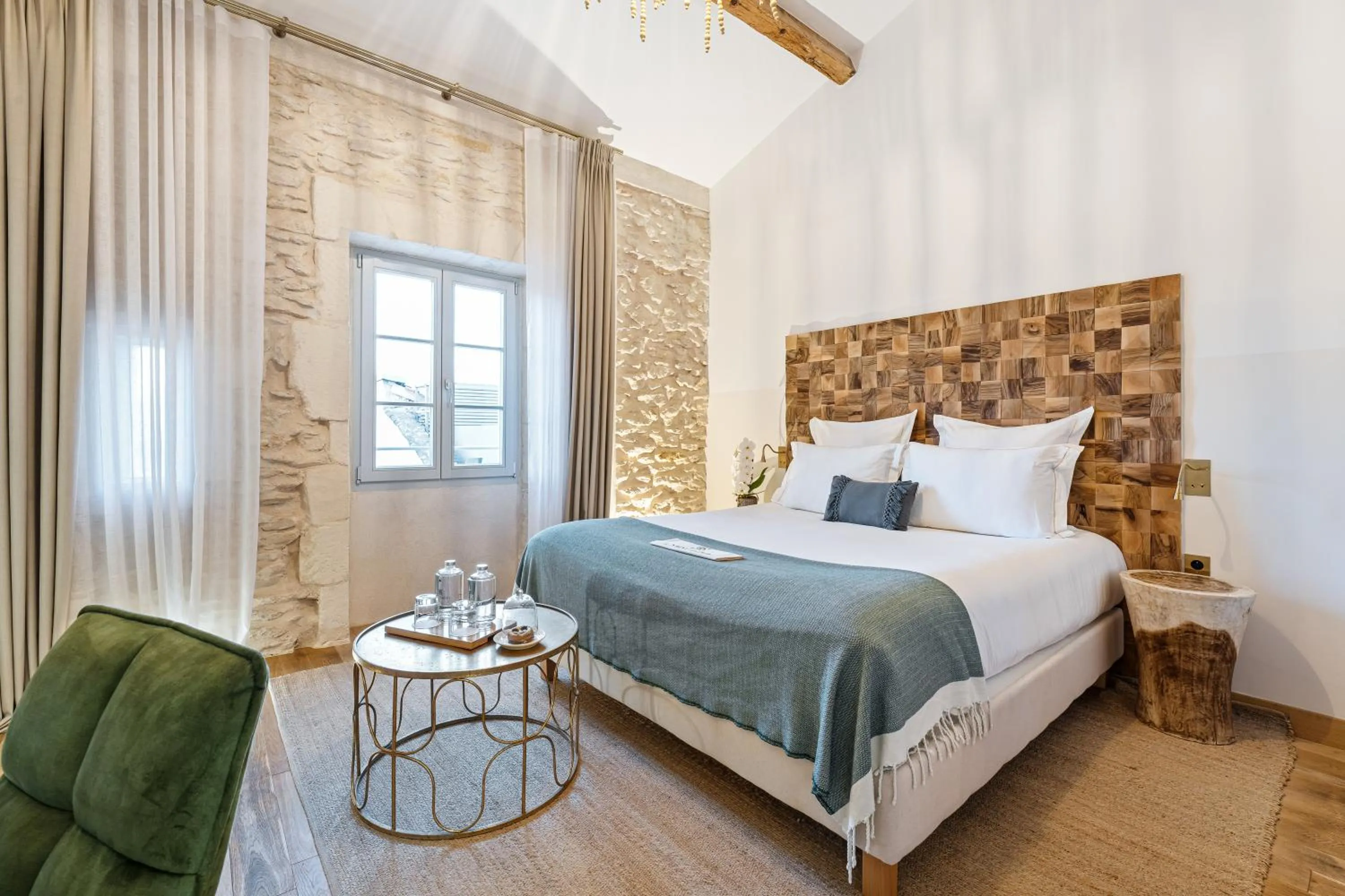 Bed in Hôtel Le Saint Remy & Spa