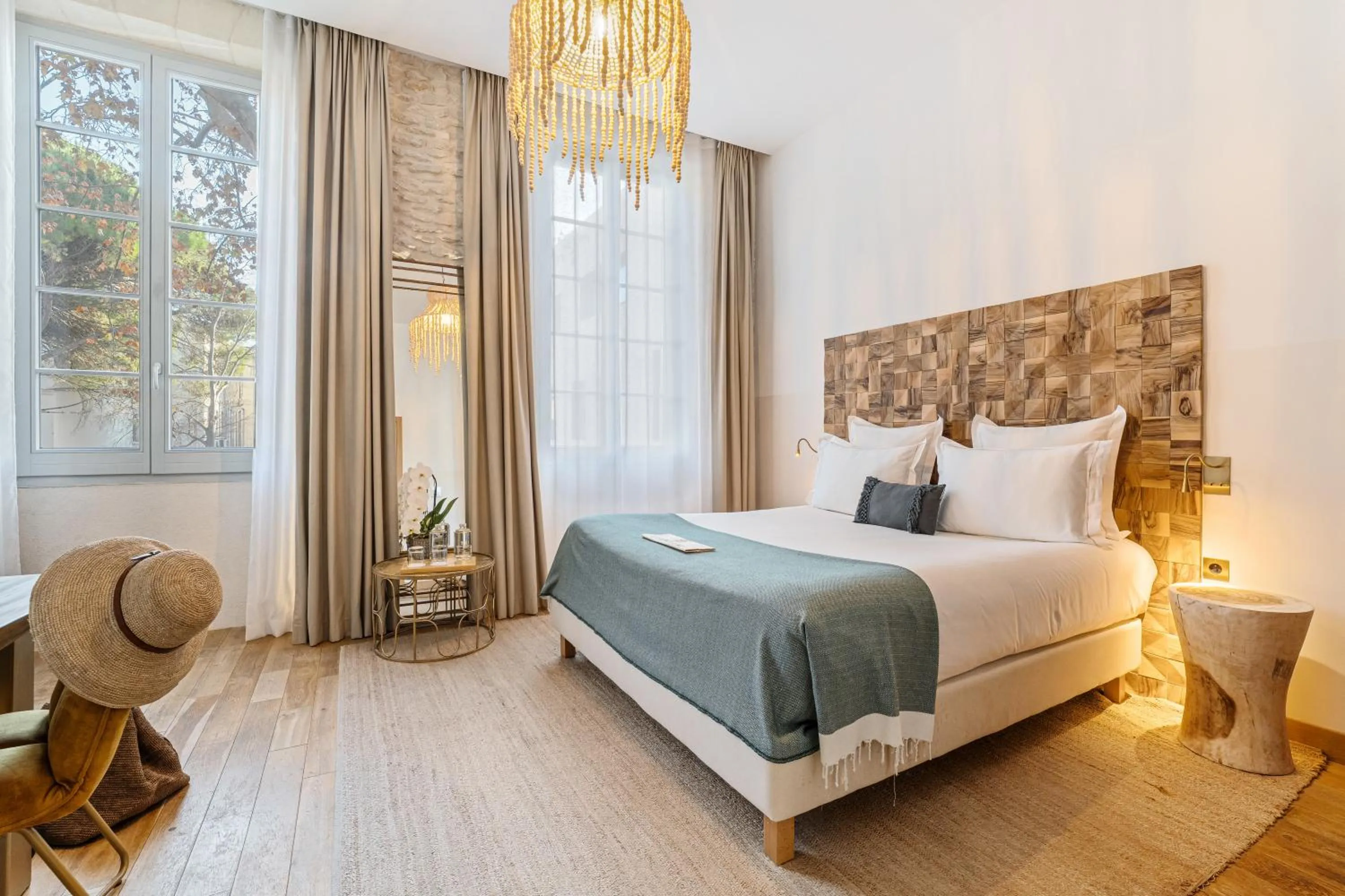 Bed in Hôtel Le Saint Remy & Spa