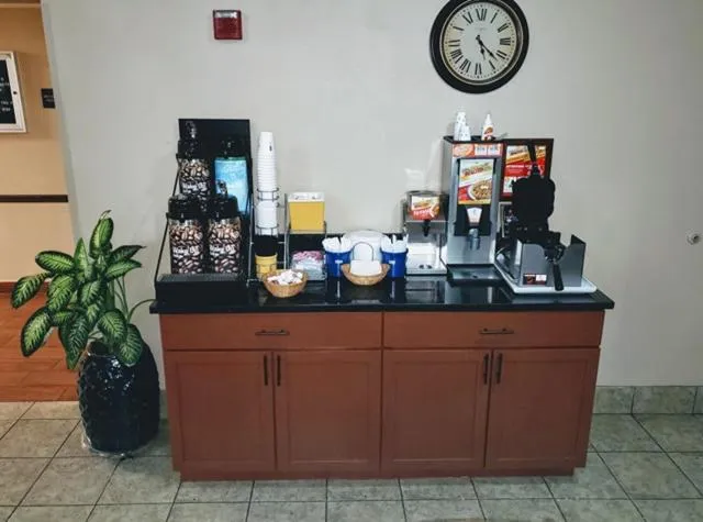 American breakfast in Days Inn & Suites by Wyndham Morris I-80