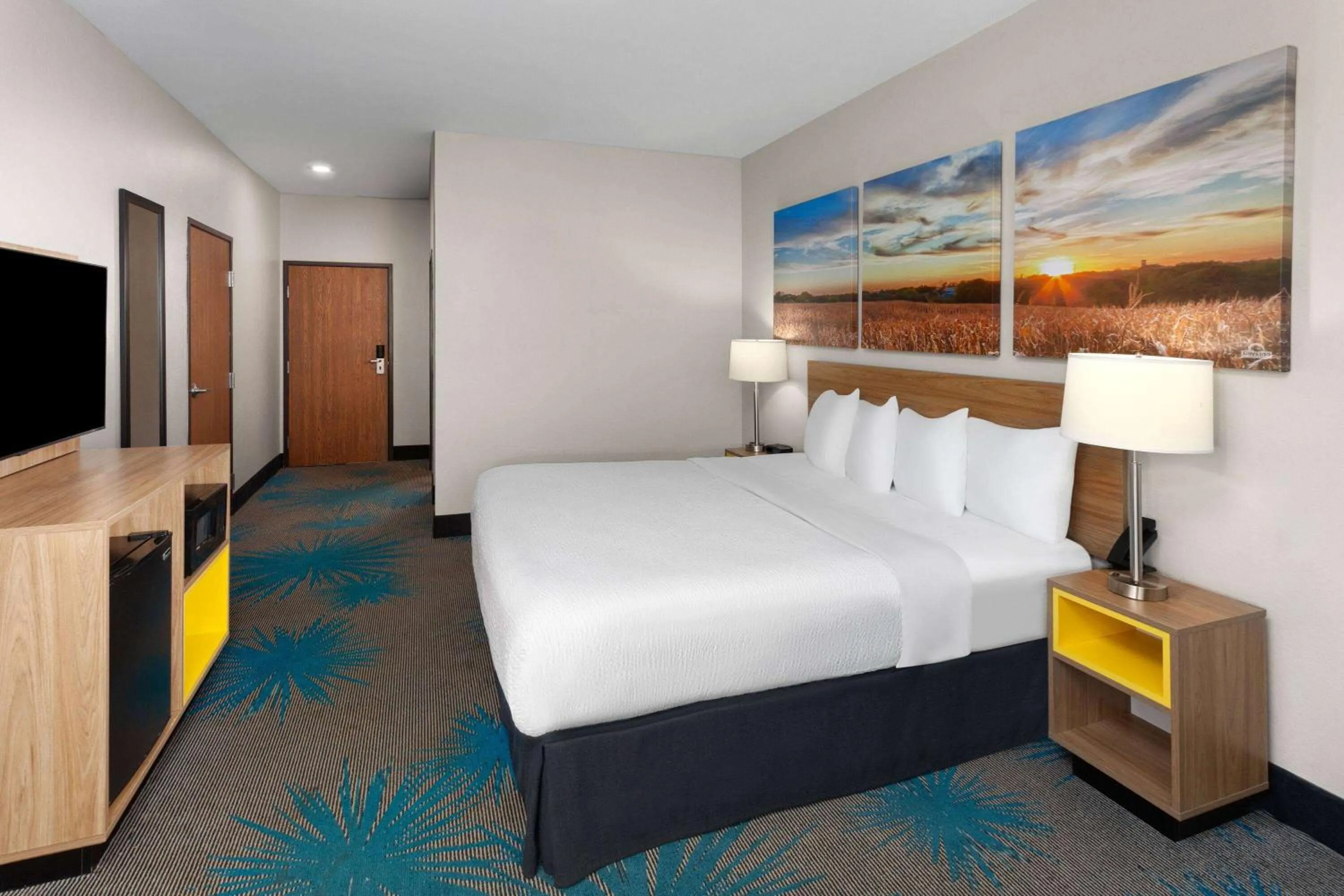 Photo of the whole room, Bed in Days Inn & Suites by Wyndham Morris I-80
