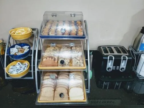 American breakfast in Days Inn & Suites by Wyndham Morris I-80