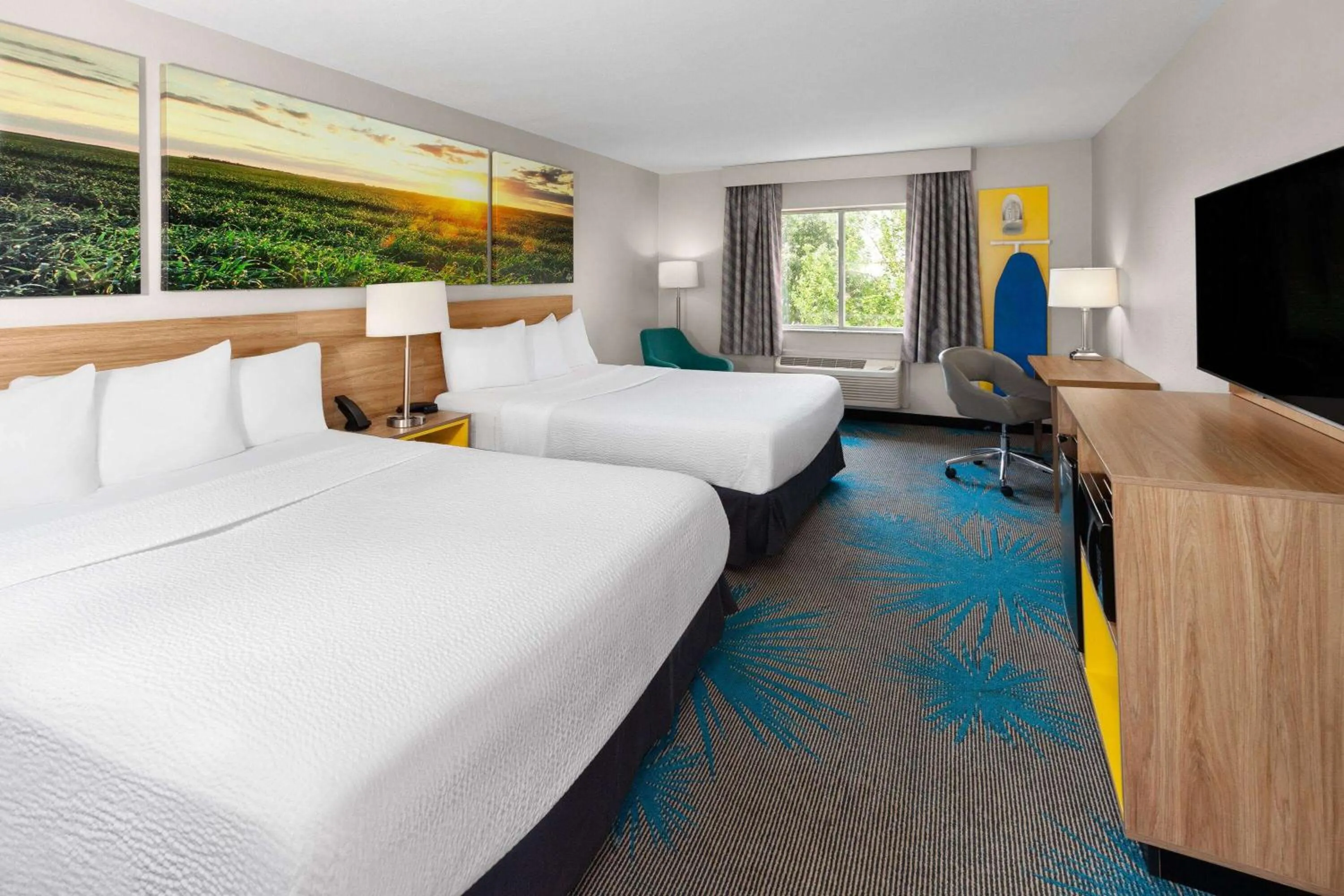 Photo of the whole room, Bed in Days Inn & Suites by Wyndham Morris I-80