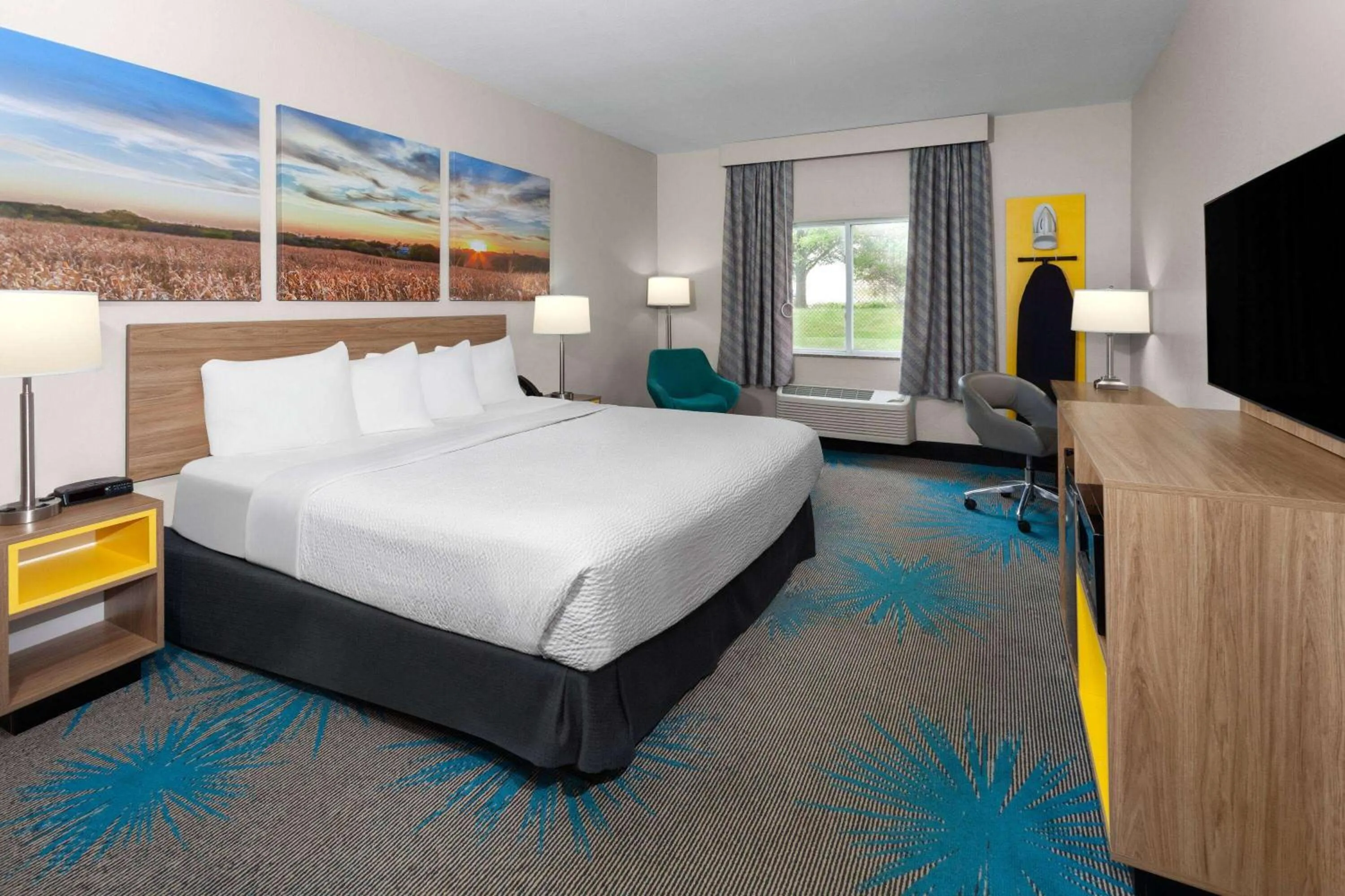 Photo of the whole room, Bed in Days Inn & Suites by Wyndham Morris I-80