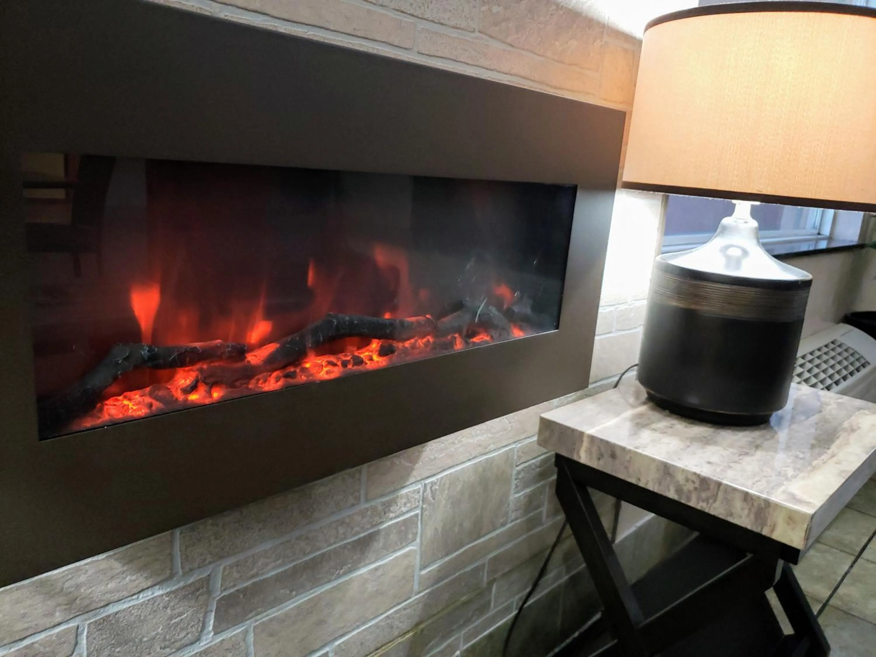 Communal lounge/ TV room in Days Inn & Suites by Wyndham Morris I-80