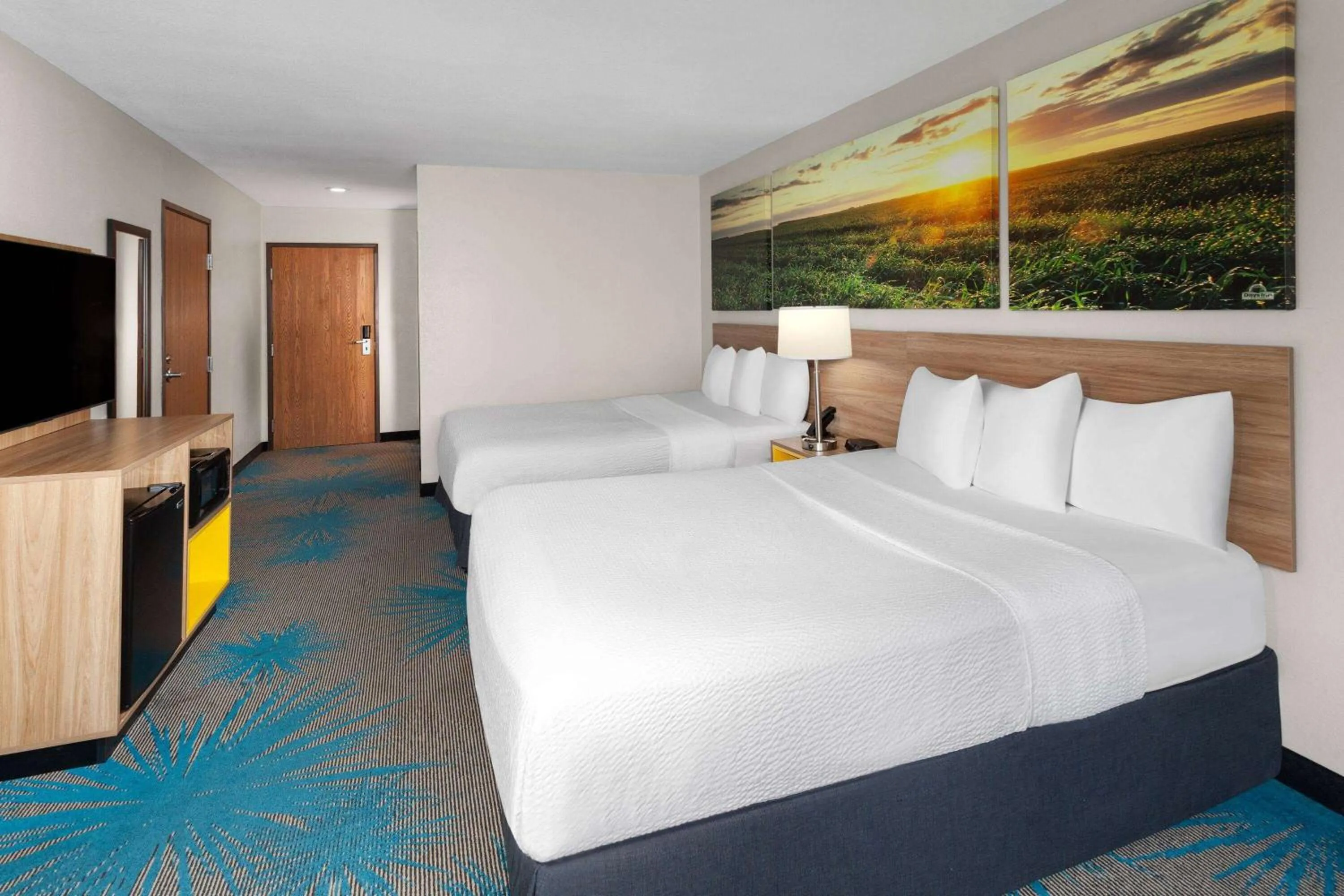 Photo of the whole room, Bed in Days Inn & Suites by Wyndham Morris I-80