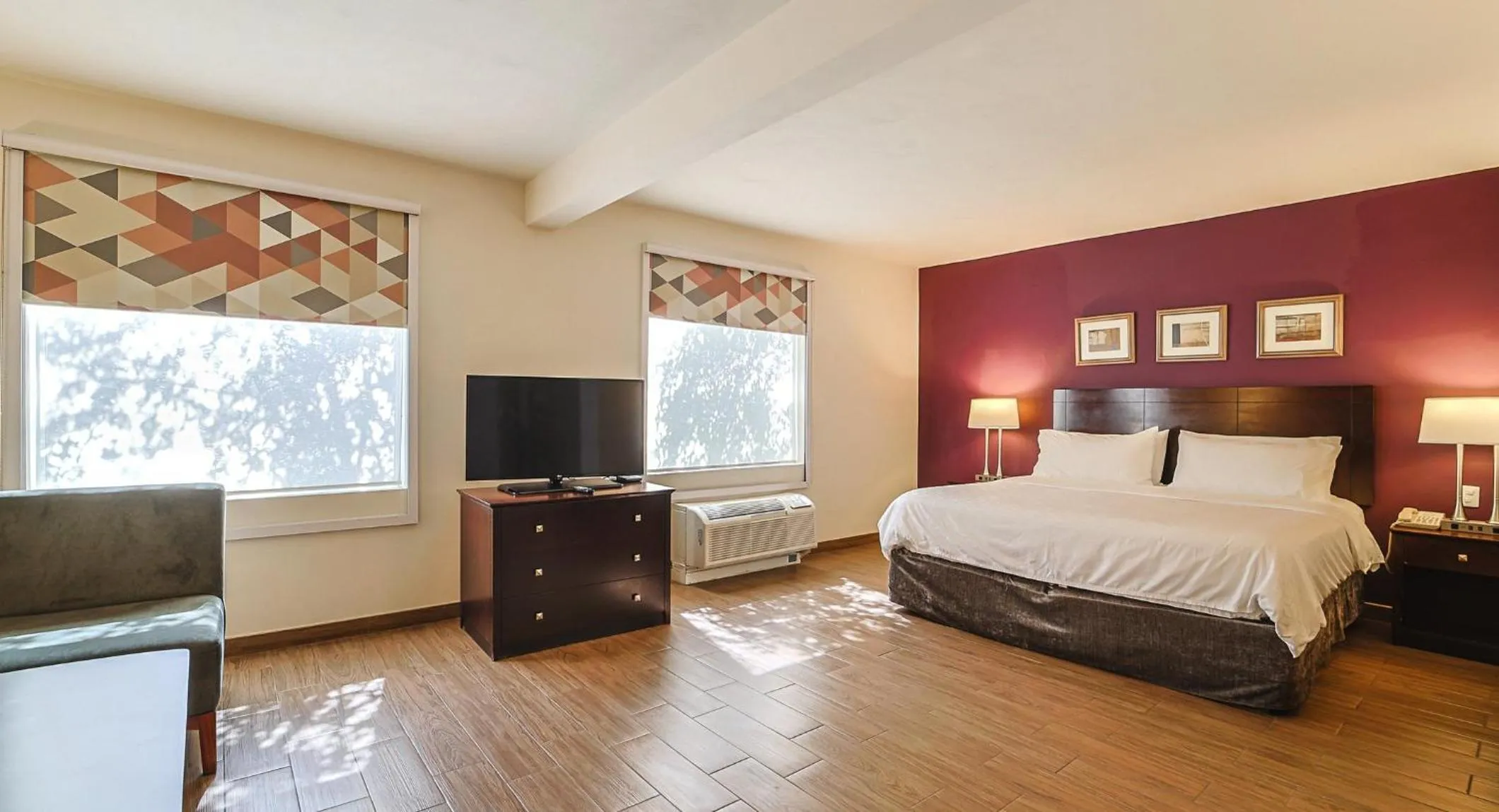 Photo of the whole room, Bed in Holiday Inn Reynosa Industrial Poniente by IHG